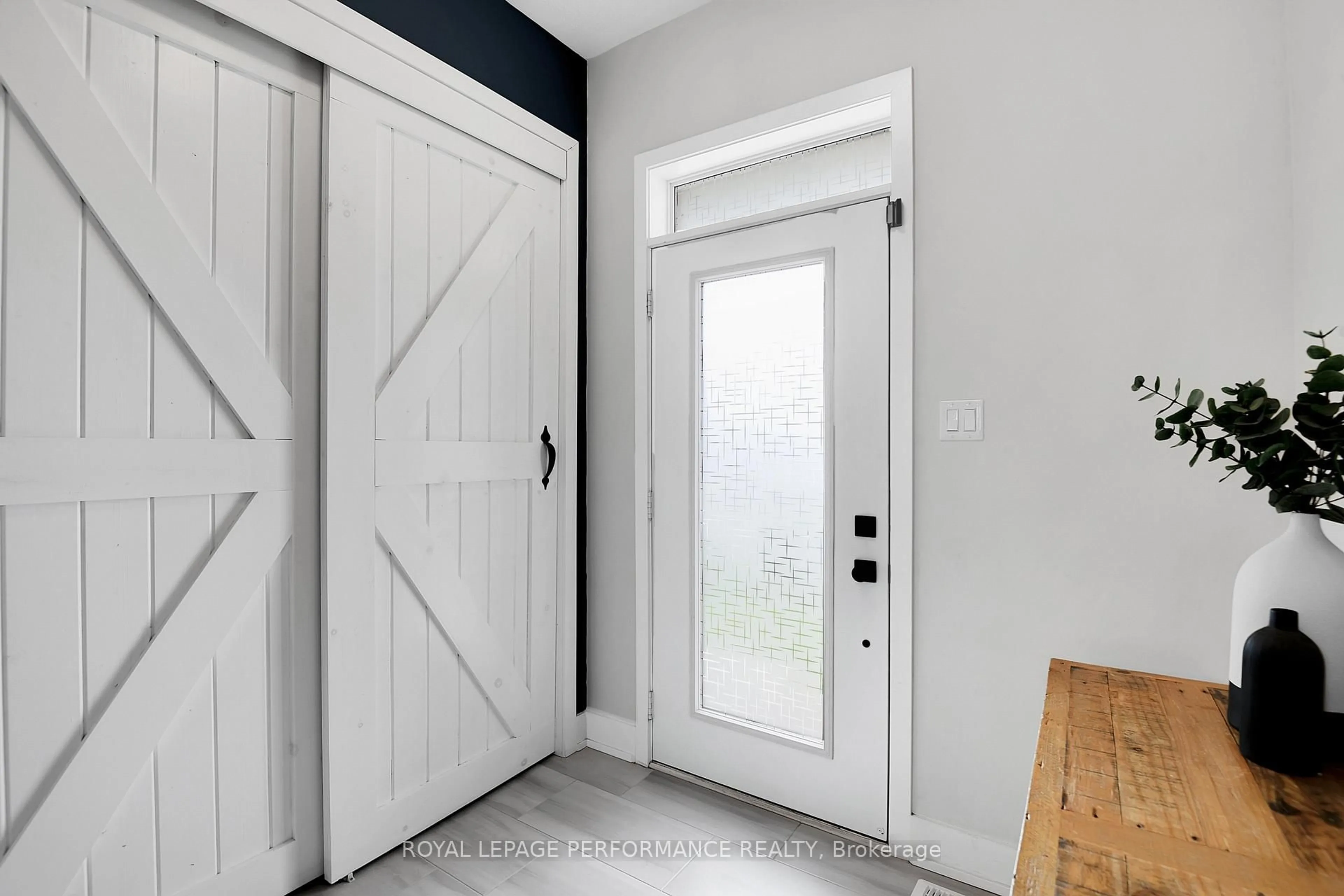 Indoor entryway for 56 Pelham Cres, Richmond Ontario K0A 2Z0