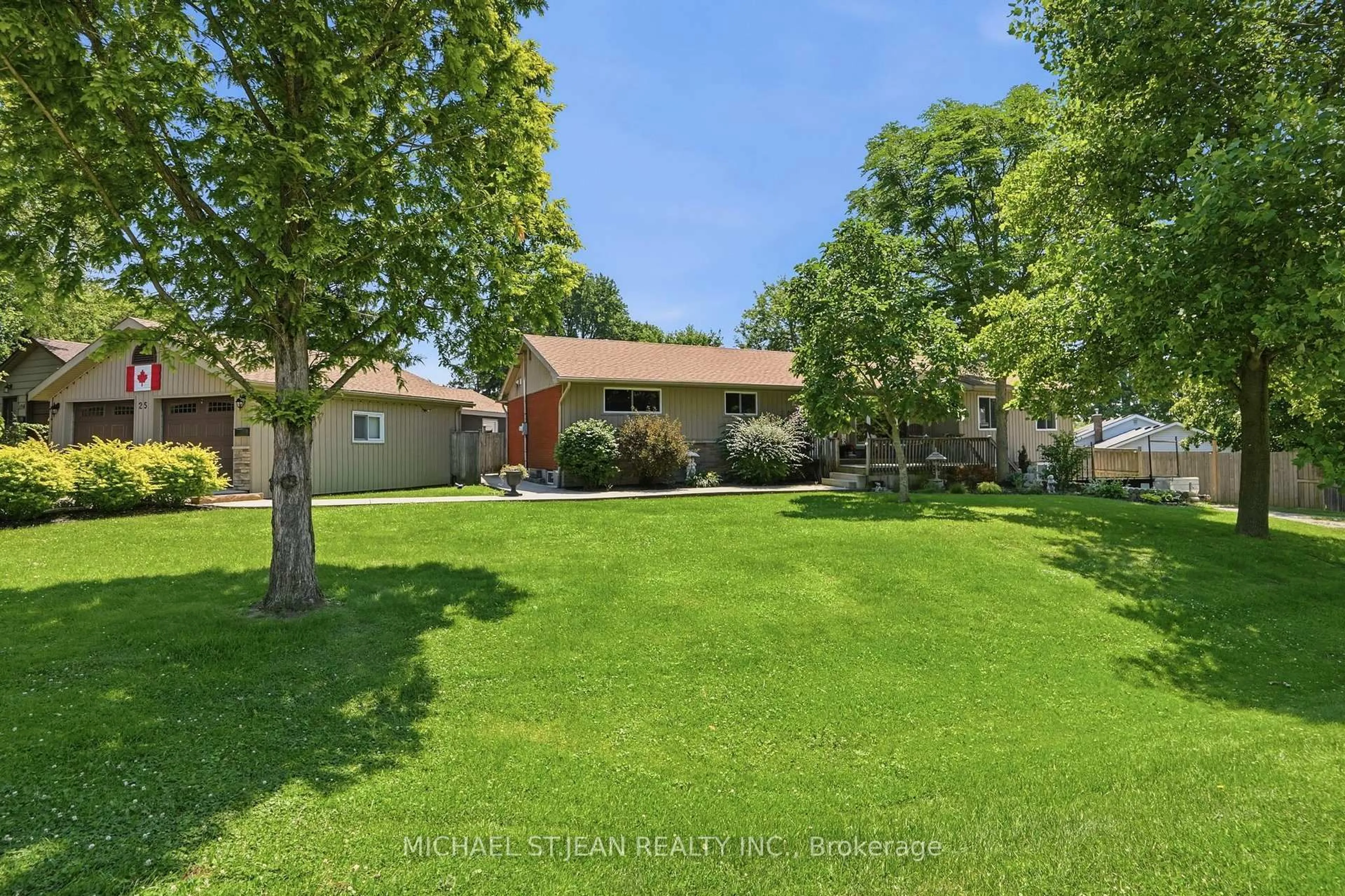 A pic from outside/outdoor area/front of a property/back of a property/a pic from drone, street for 25 Saveryn Rd, Hamilton Ontario L9B 1N4