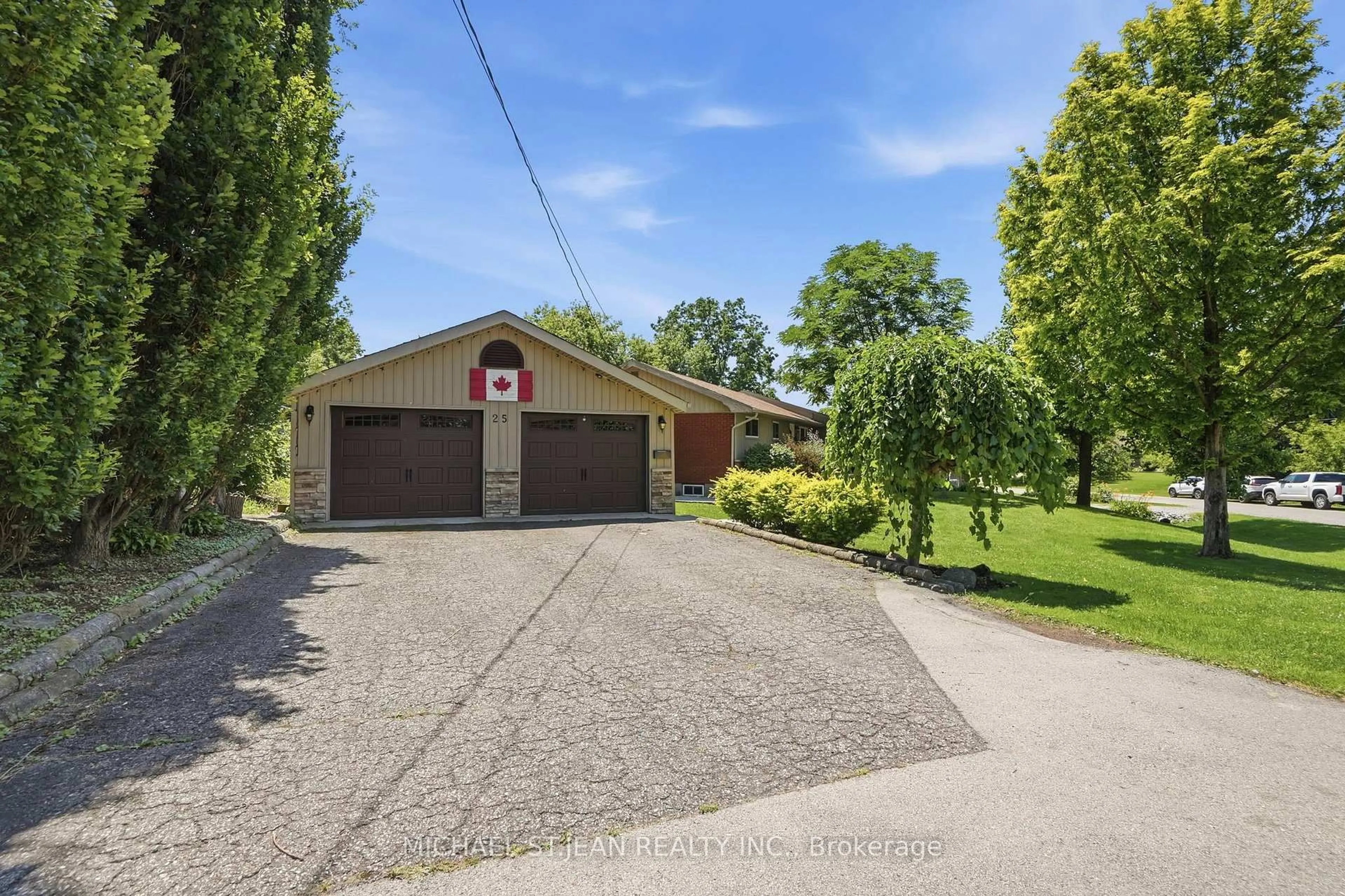 A pic from outside/outdoor area/front of a property/back of a property/a pic from drone, street for 25 Saveryn Rd, Hamilton Ontario L9B 1N4