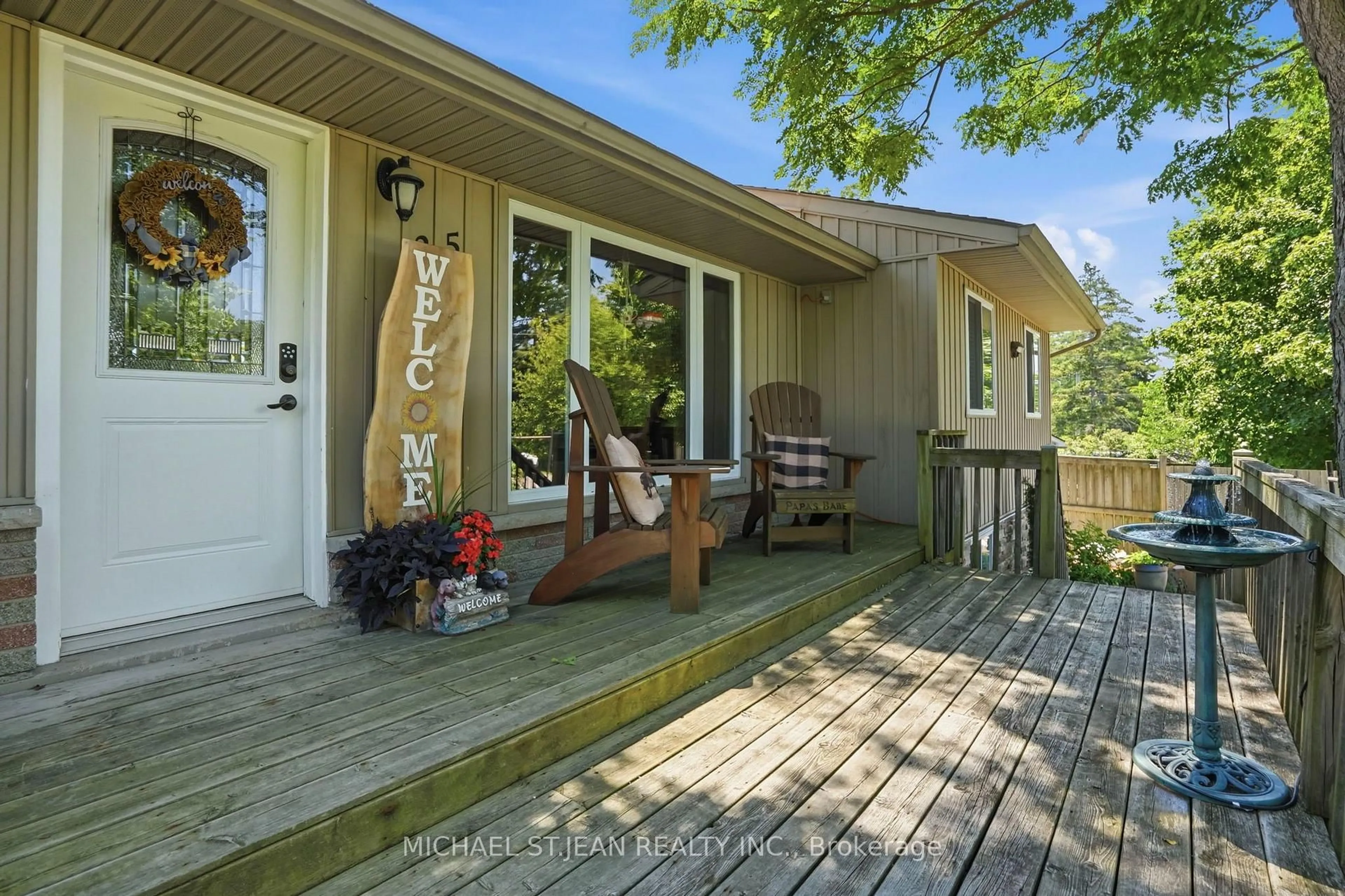 Patio, unknown for 25 Saveryn Rd, Hamilton Ontario L9B 1N4