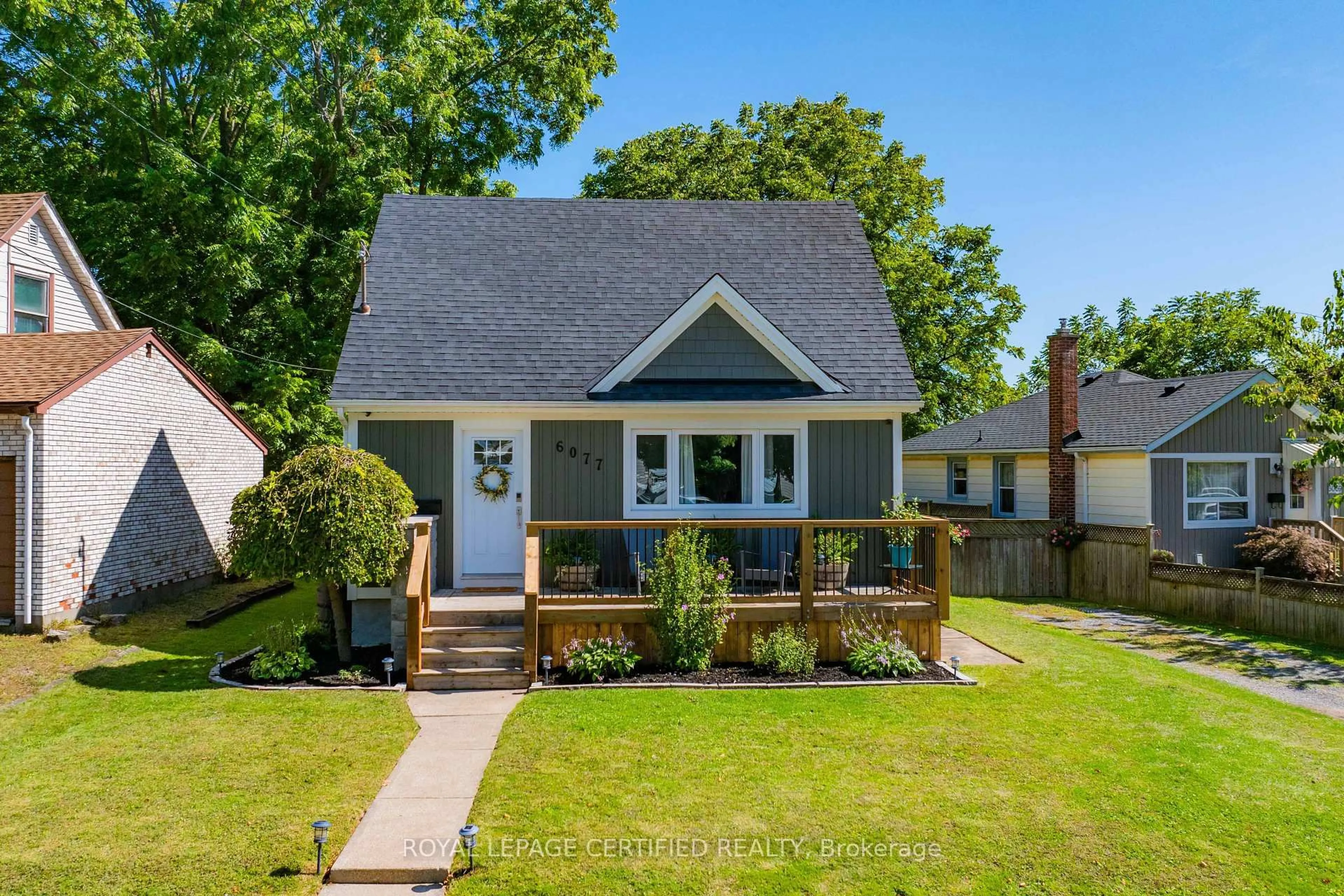 Home with vinyl exterior material, street for 6077 Collins Dr, Niagara Falls Ontario L2G 2S3
