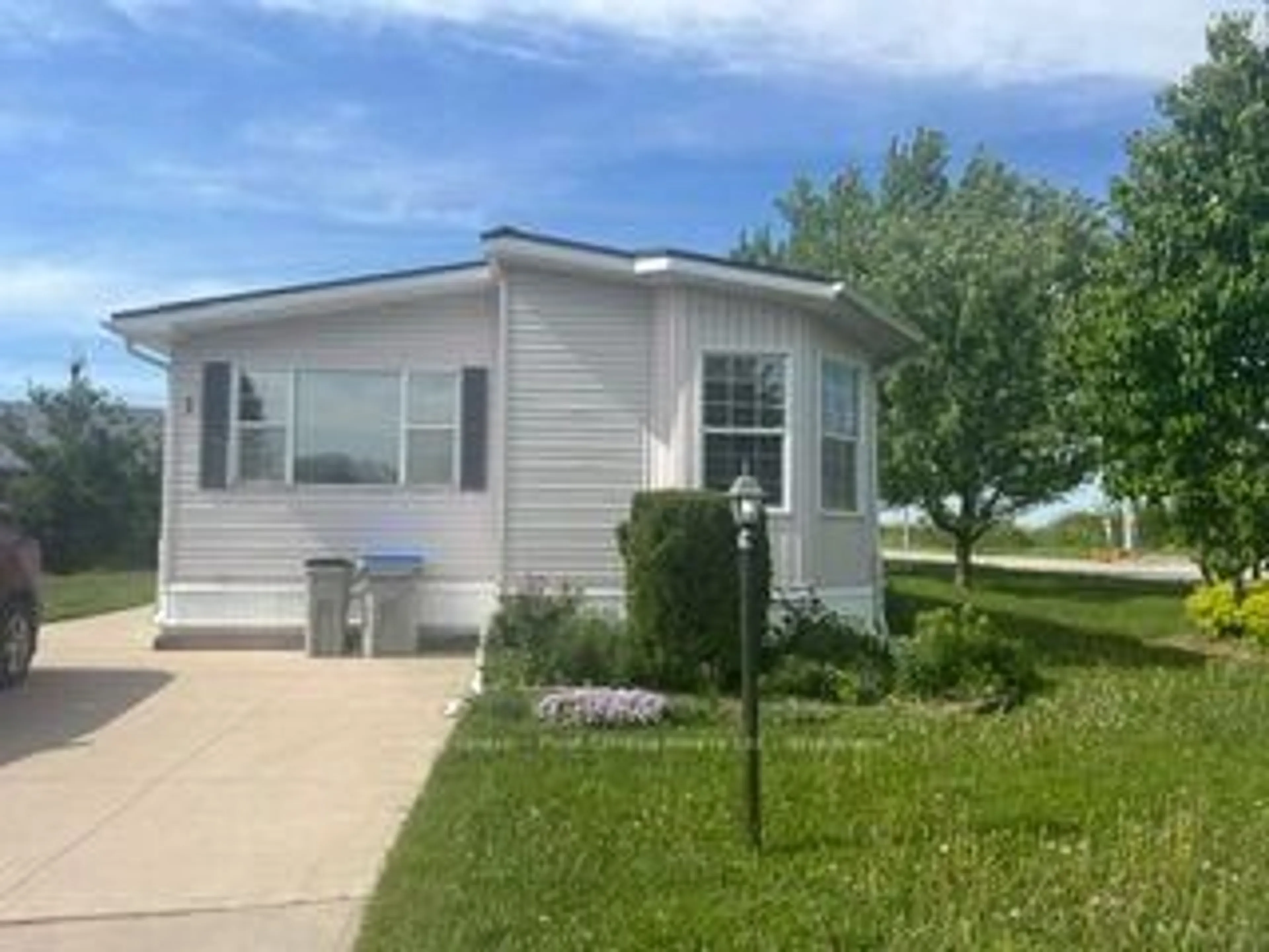 Home with vinyl exterior material, water/lake/river/ocean view for 1 25 Thames Rd, St. Marys Ontario N4X 1C4