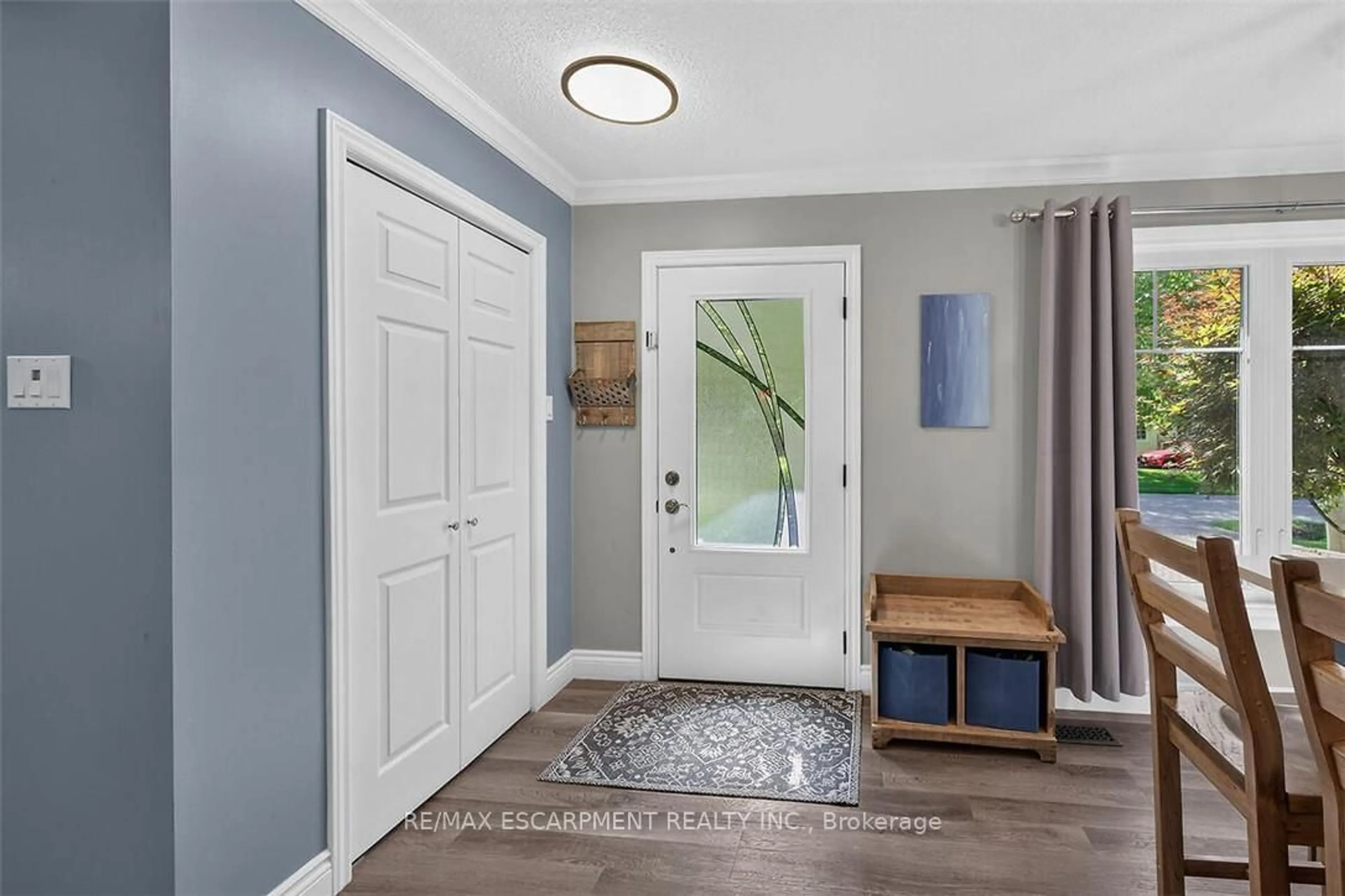 Indoor entryway for 181 Central Dr, Hamilton Ontario L9G 2A3