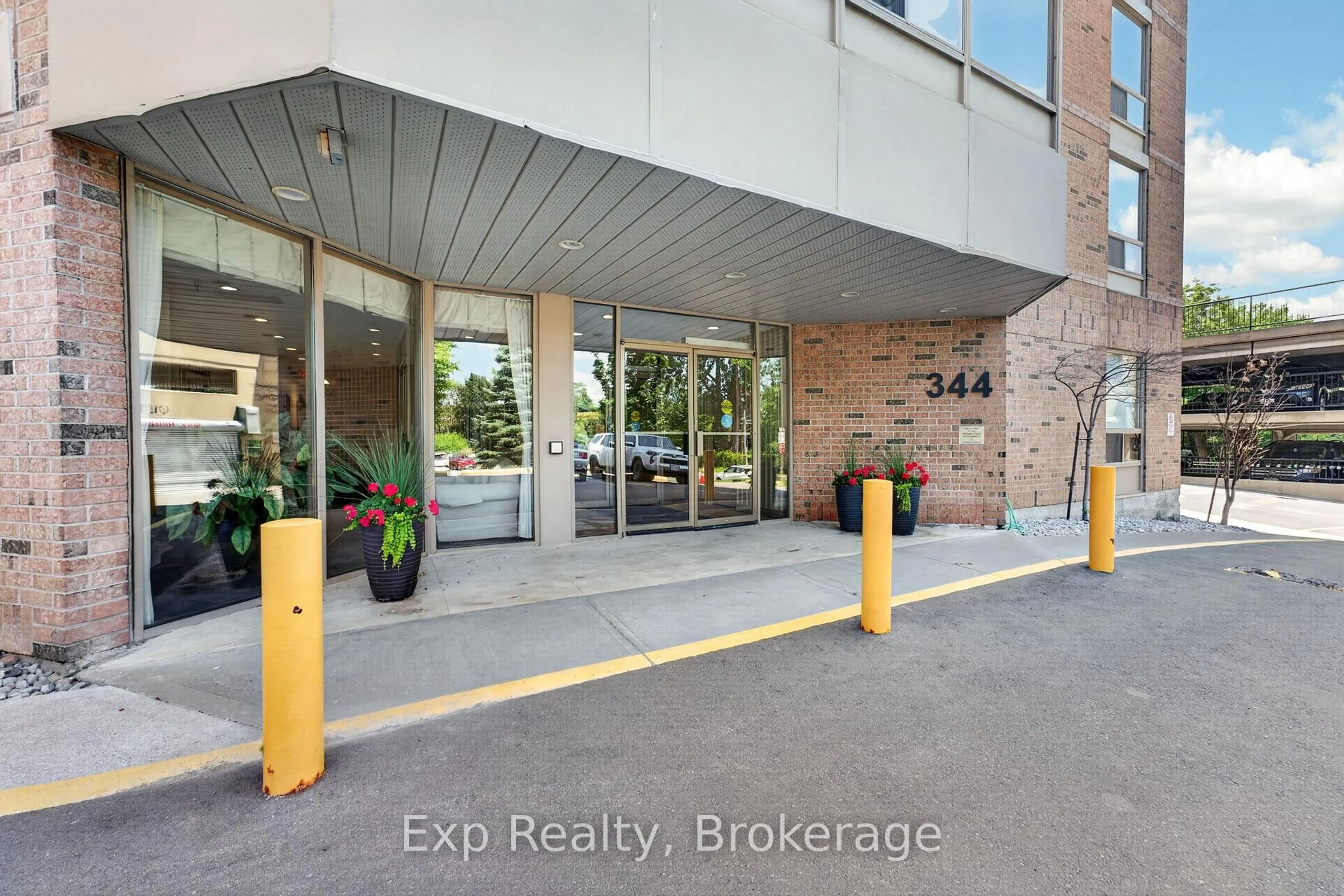 Indoor foyer for 344 Front St #305, Belleville Ontario K8N 5M4