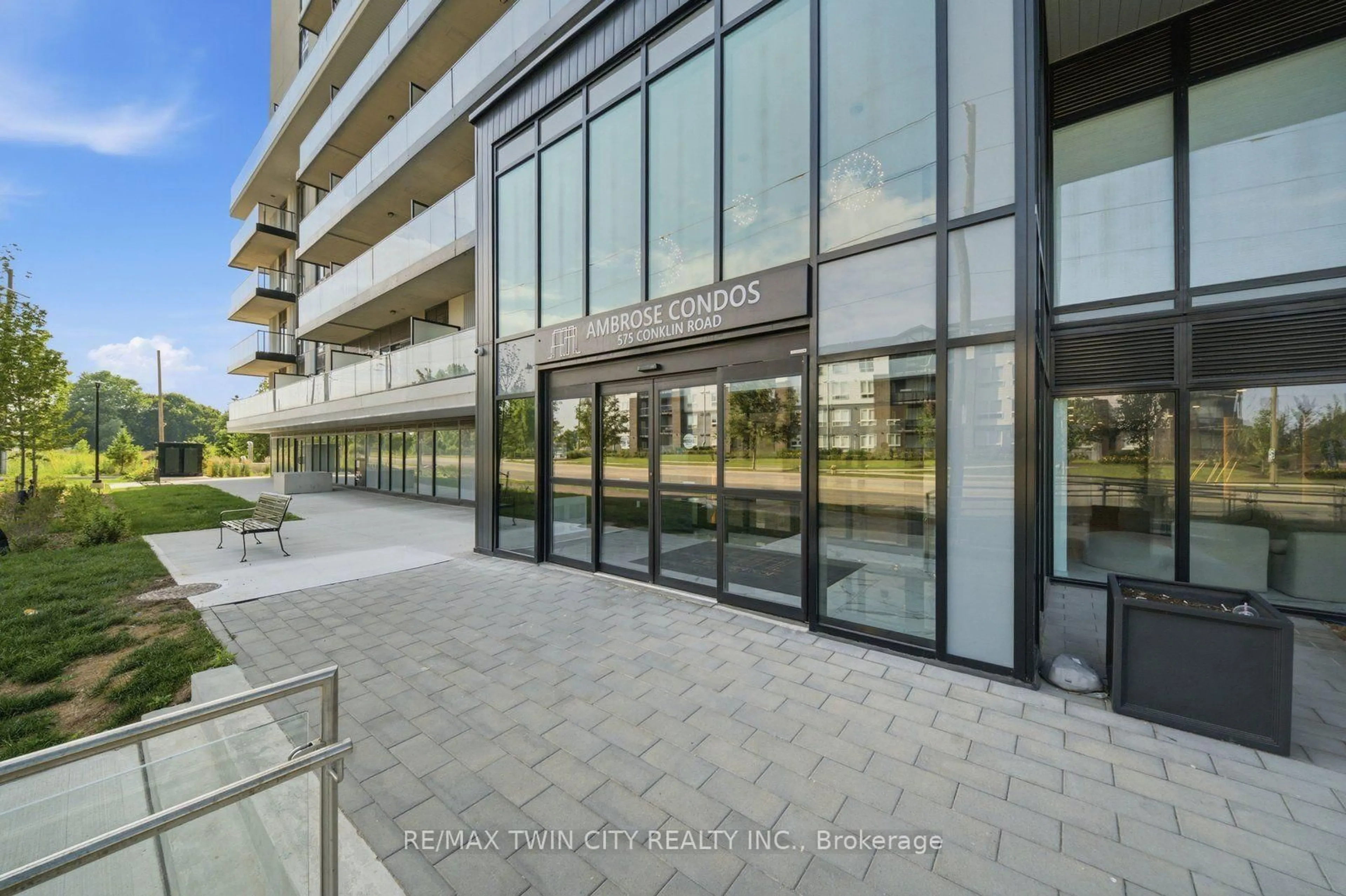 Patio, building for 575 Conklin Rd #Unit #323, Brantford Ontario N3T 0Y2