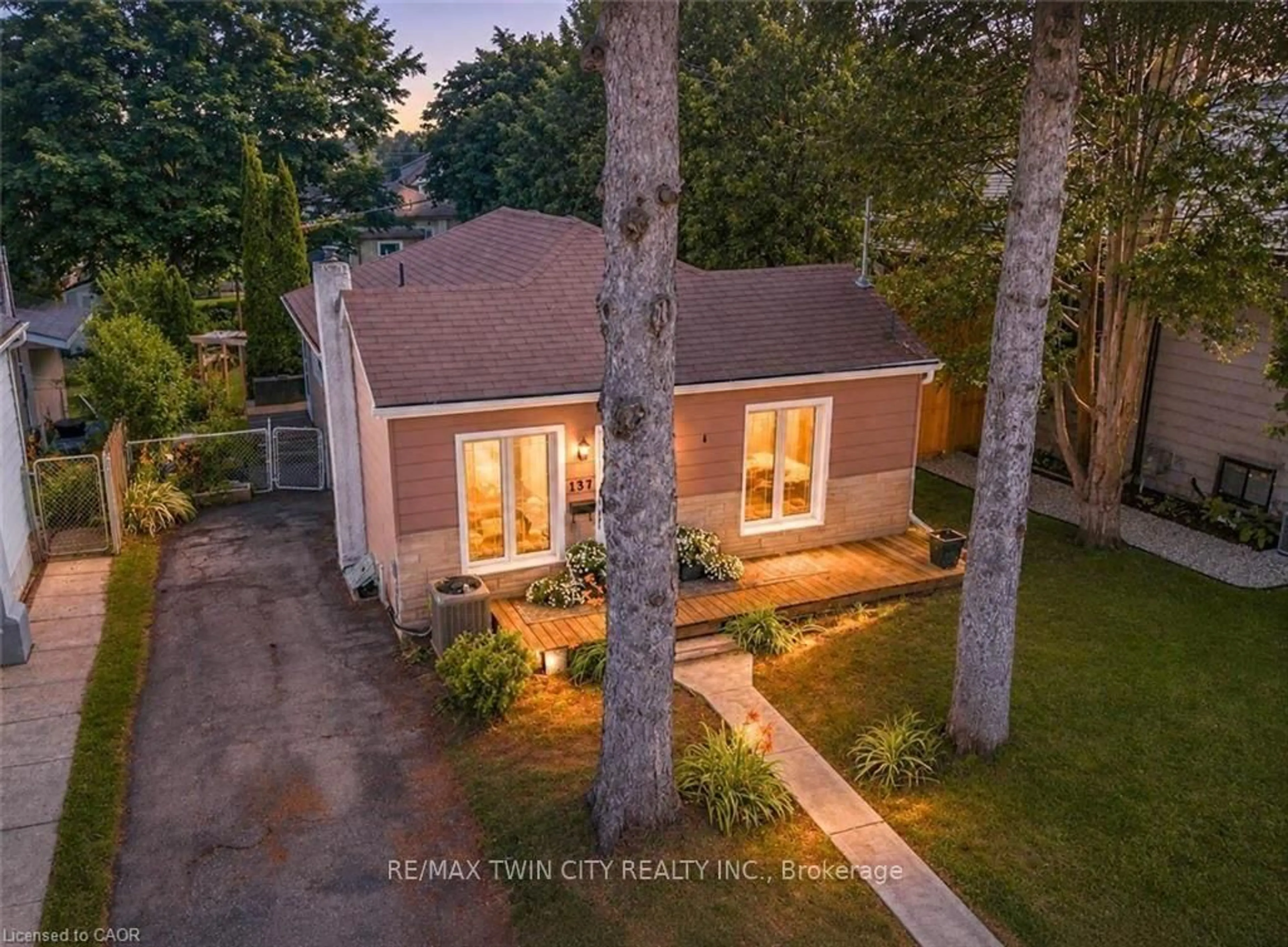 A pic from outside/outdoor area/front of a property/back of a property/a pic from drone, street for 137 Francis St, Cambridge Ontario N1S 2A2