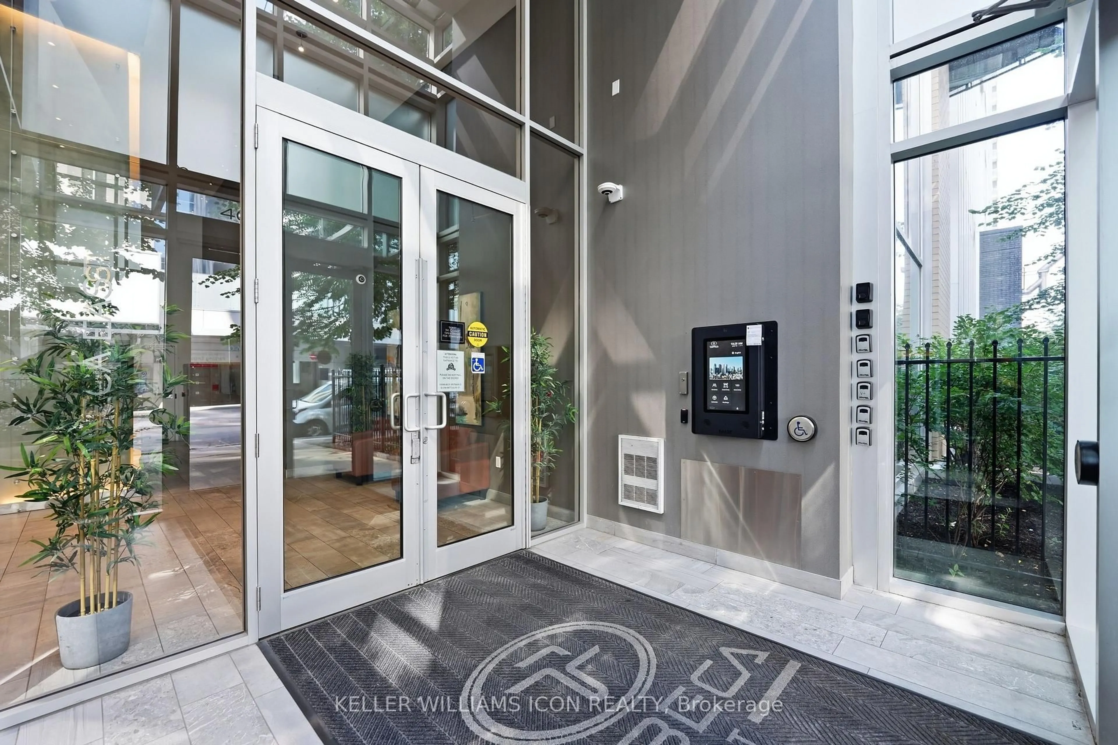 Indoor foyer for 40 NEPEAN St #1907, Ottawa Ontario K2P 0X5