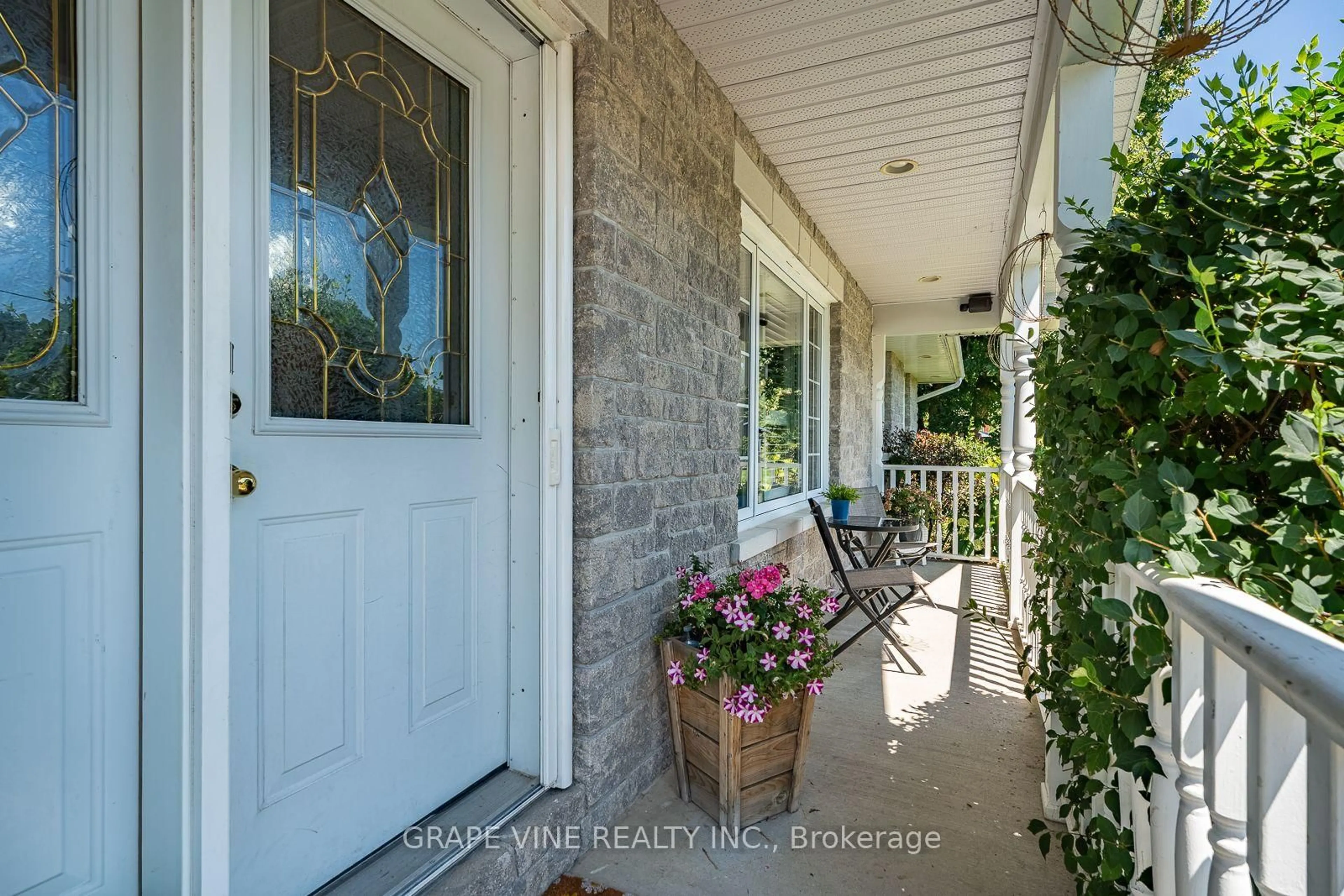 Indoor entryway for 8391 Rowan Dr Dr, Metcalfe Ontario K0A 2P0
