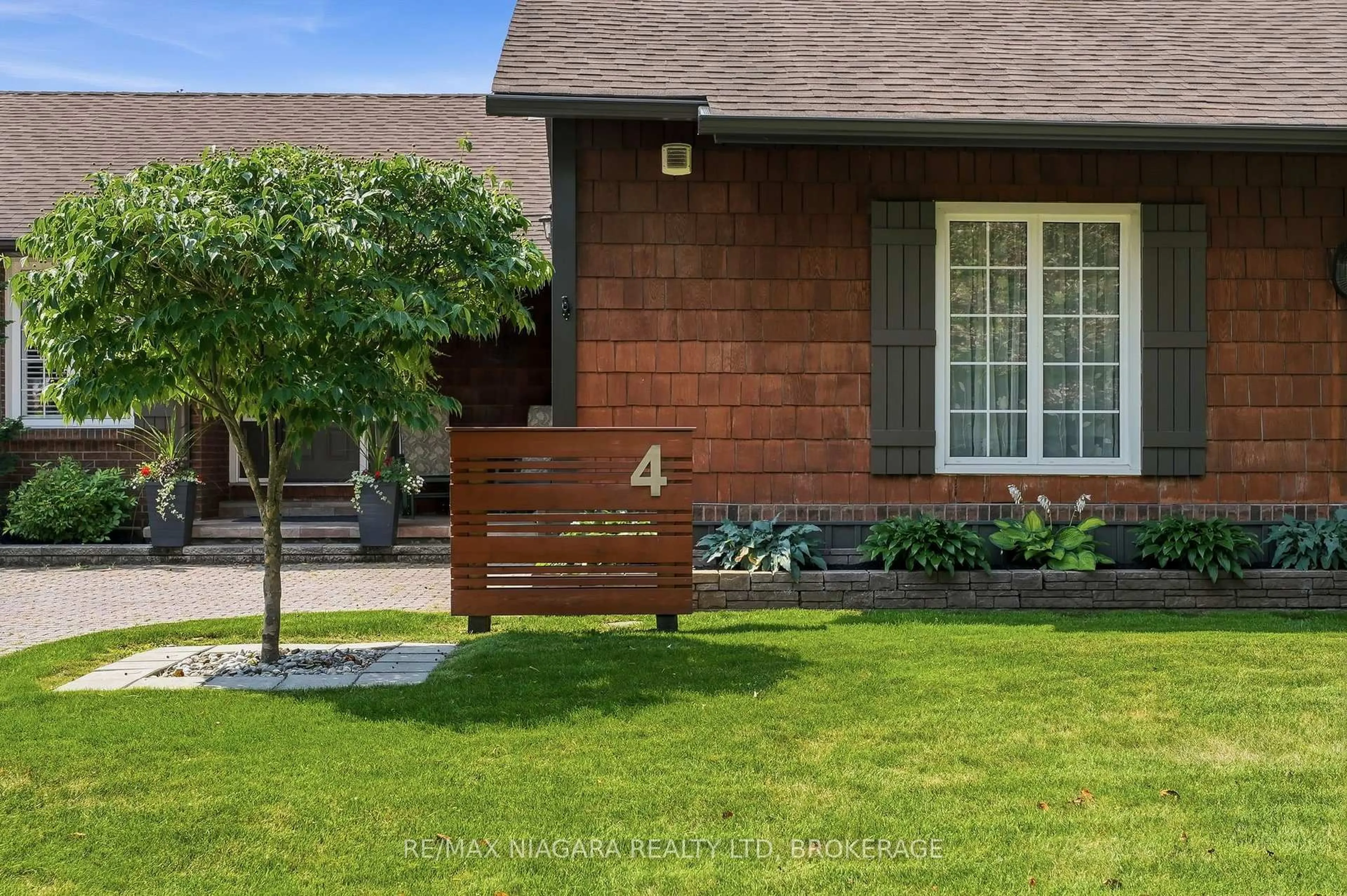 Home with brick exterior material, street for 4 Vista Dr, Pelham Ontario L3E 0H8