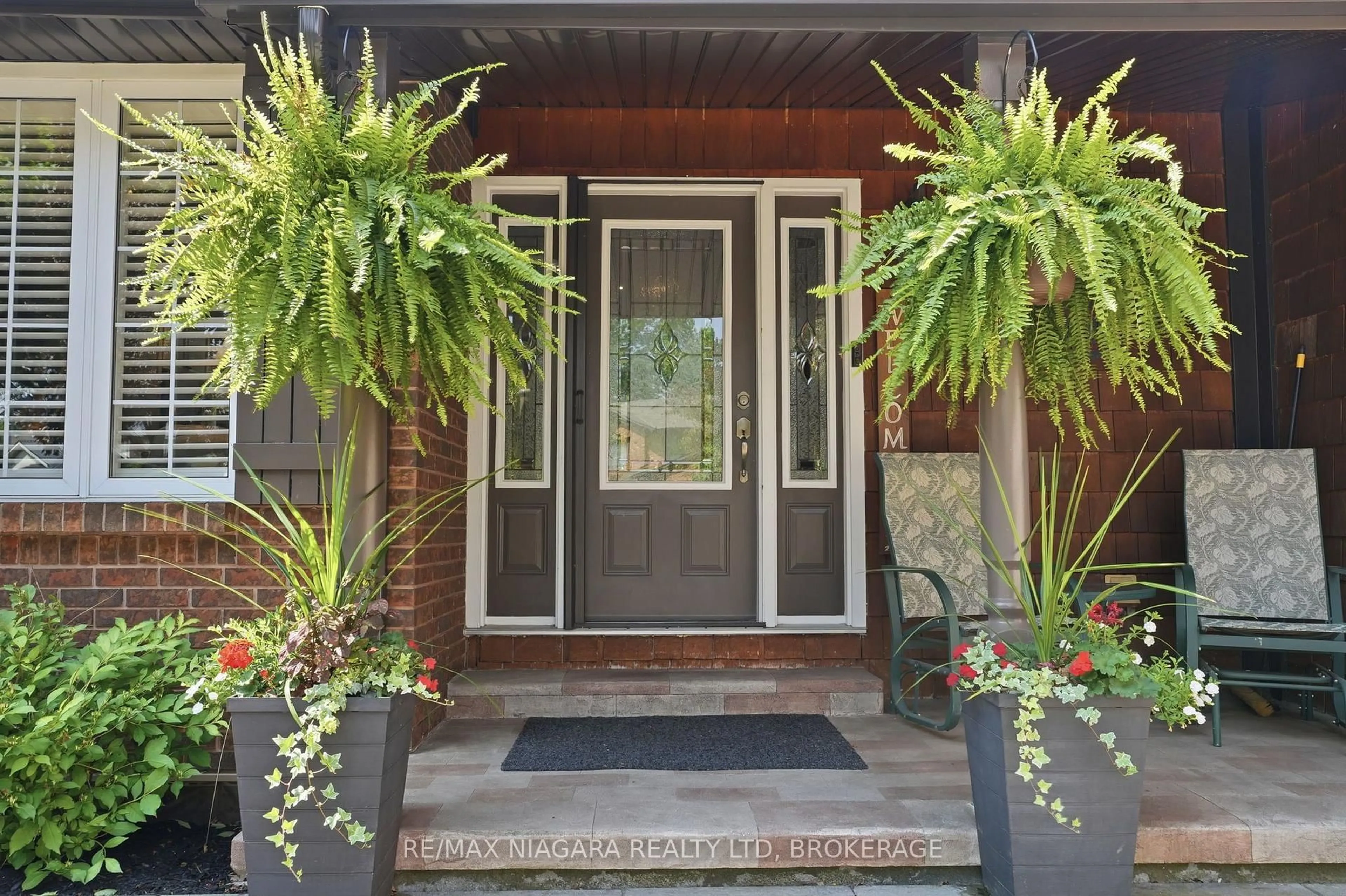 Indoor entryway for 4 Vista Dr, Pelham Ontario L3E 0H8