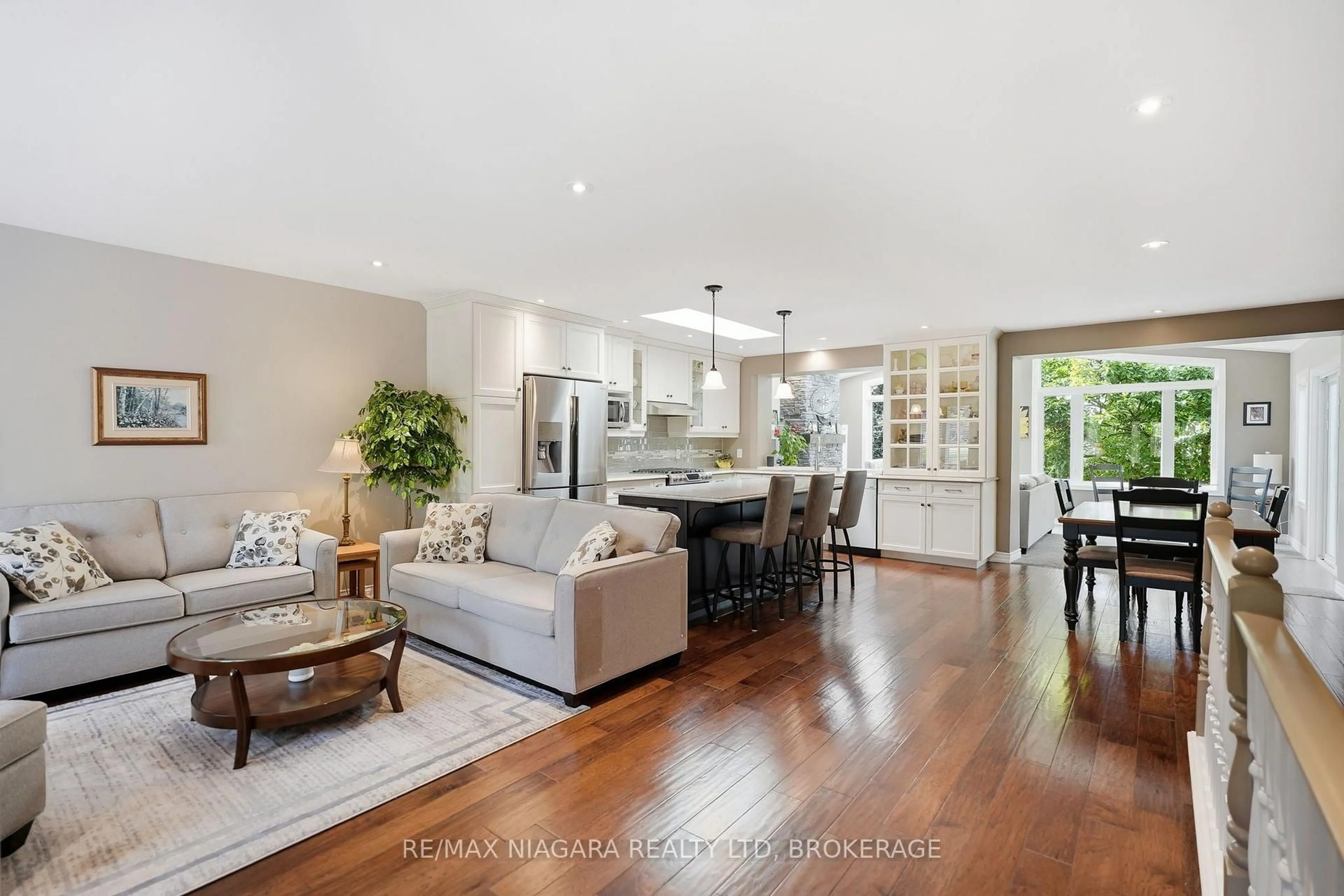 Open concept kitchen, wood/laminate floor for 4 Vista Dr, Pelham Ontario L3E 0H8