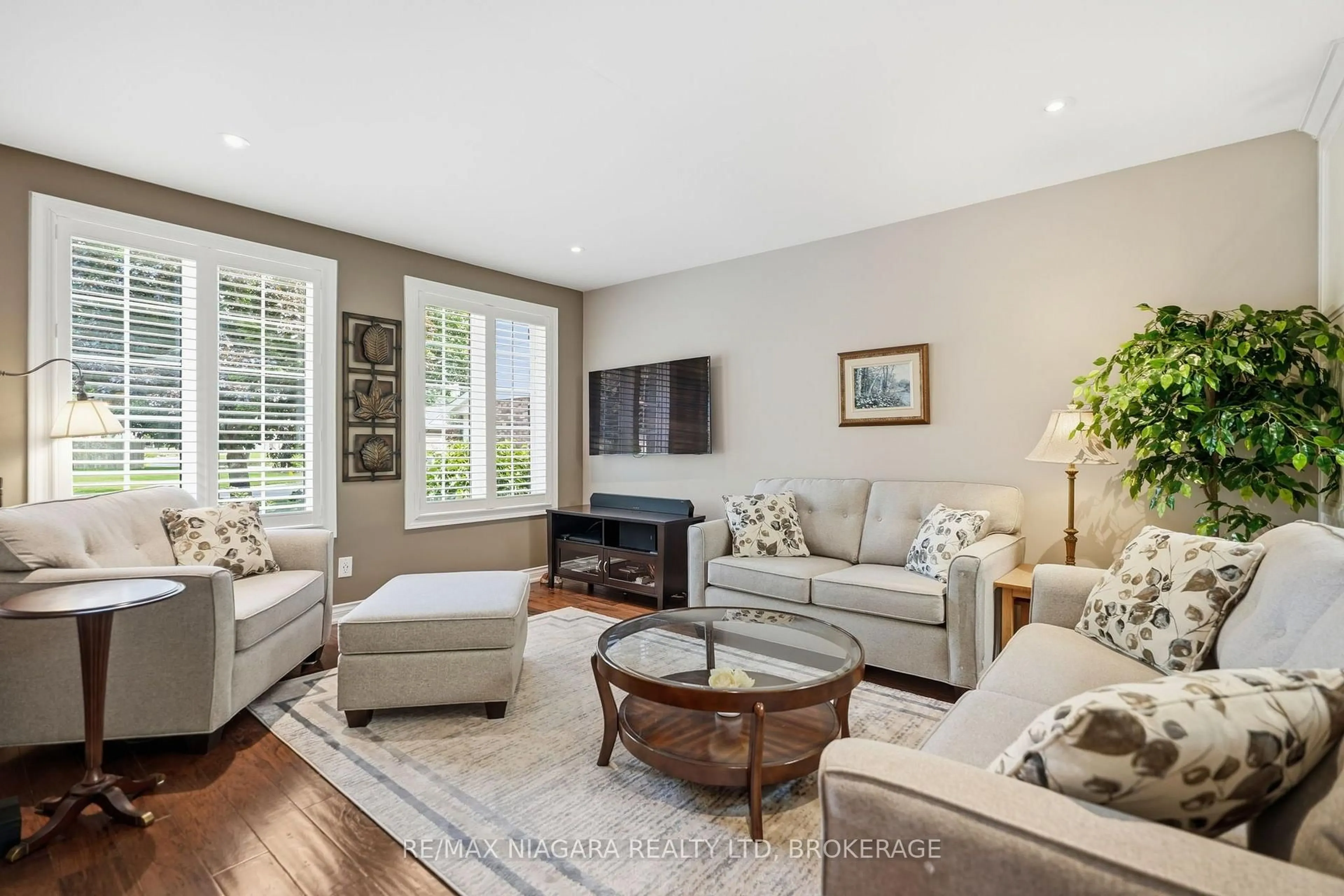 Living room with furniture, unknown for 4 Vista Dr, Pelham Ontario L3E 0H8