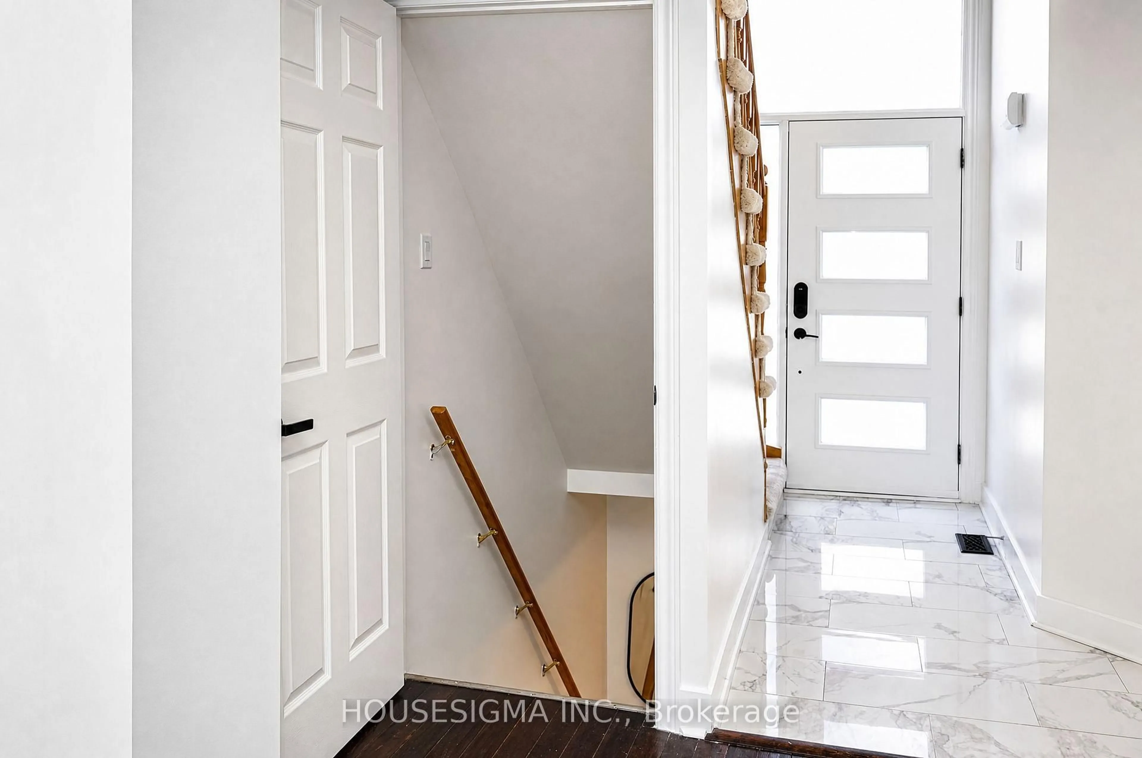 Indoor entryway for 34 Kildonan Cres, Hamilton Ontario L8B 0K3