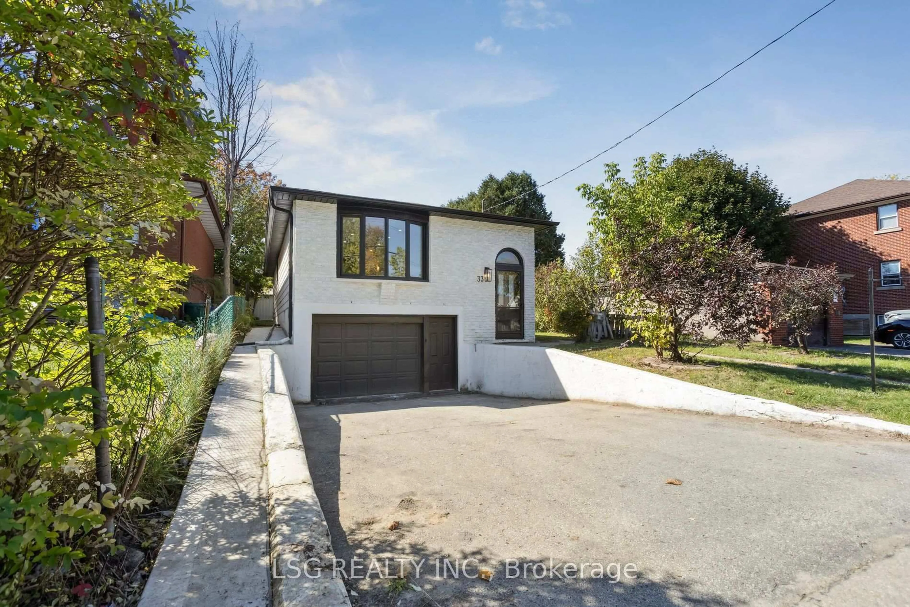 A pic from outside/outdoor area/front of a property/back of a property/a pic from drone, street for 335 Belmont Ave, Kitchener Ontario N2M 1M7