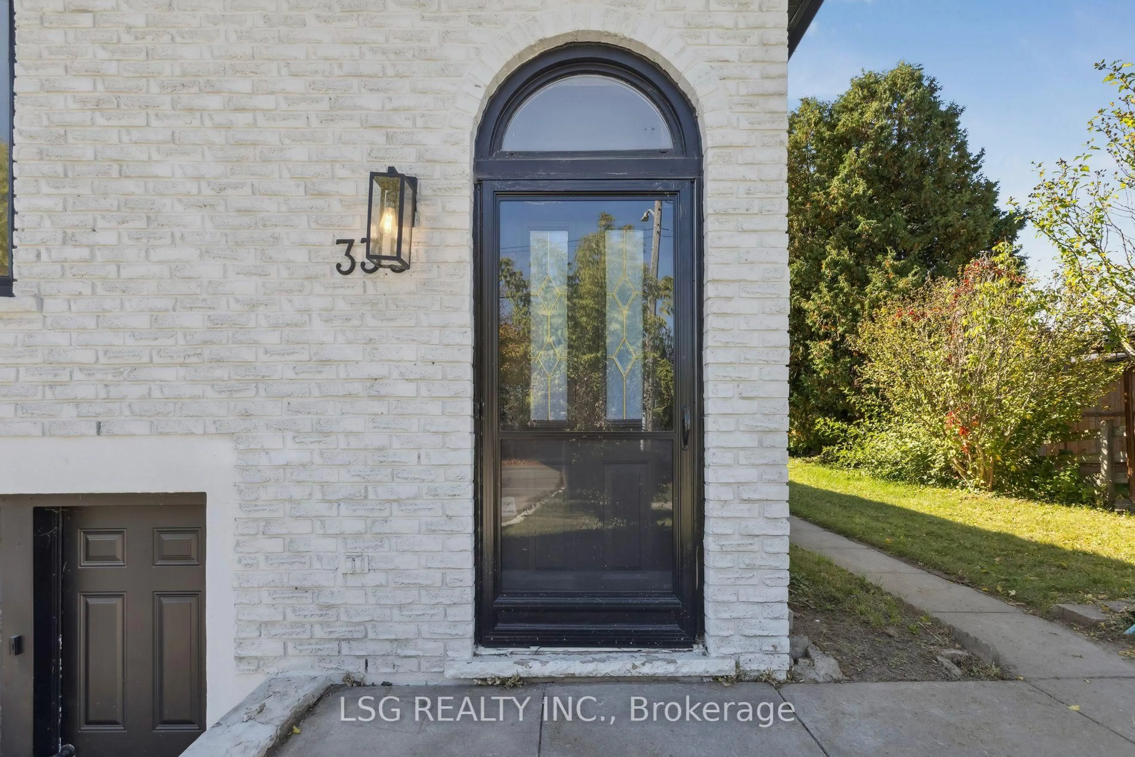 Indoor entryway for 335 Belmont Ave, Kitchener Ontario N2M 1M7
