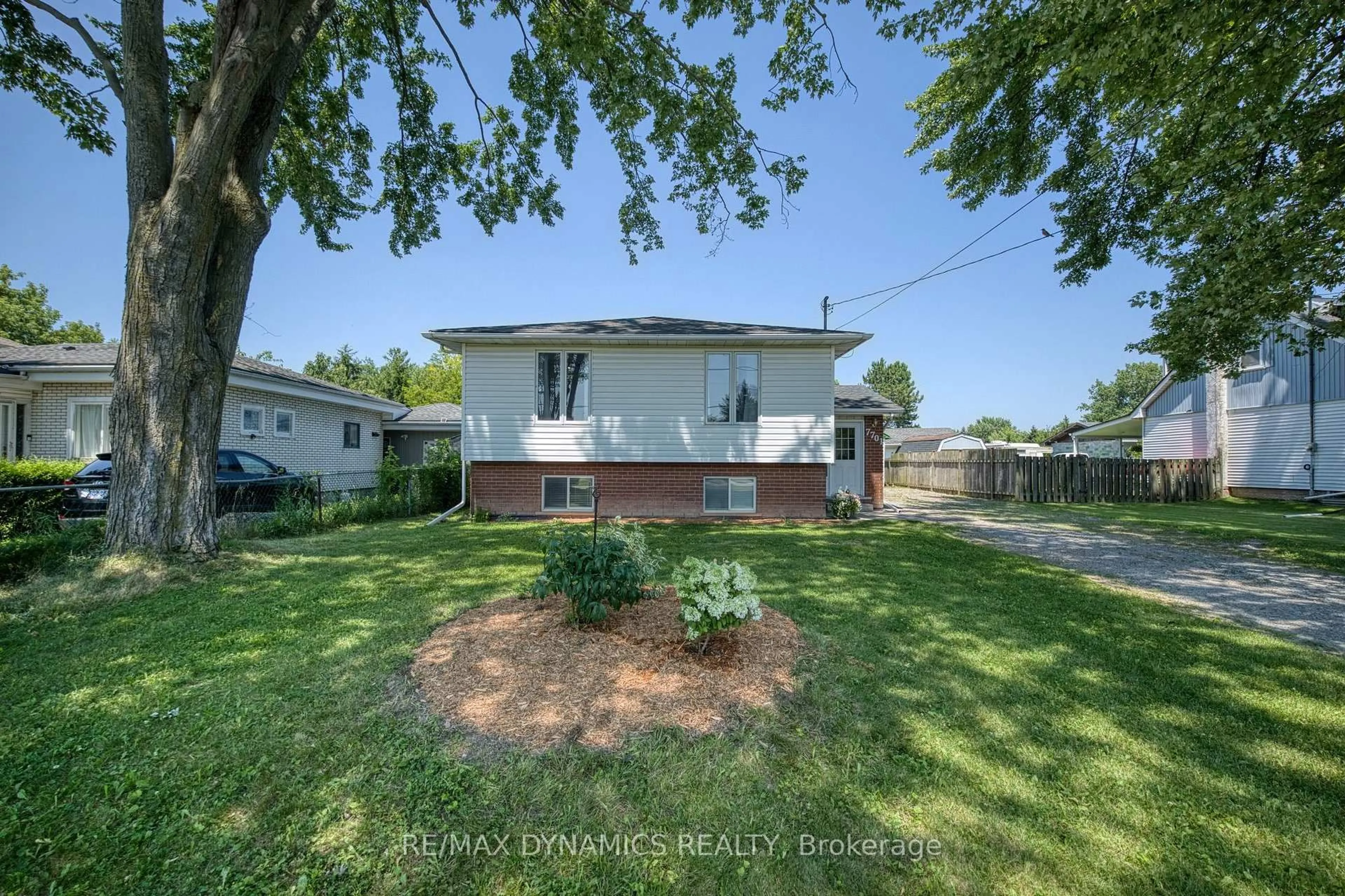 A pic from outside/outdoor area/front of a property/back of a property/a pic from drone, street for 7701 Badger Rd, Niagara Falls Ontario L2H 1H8