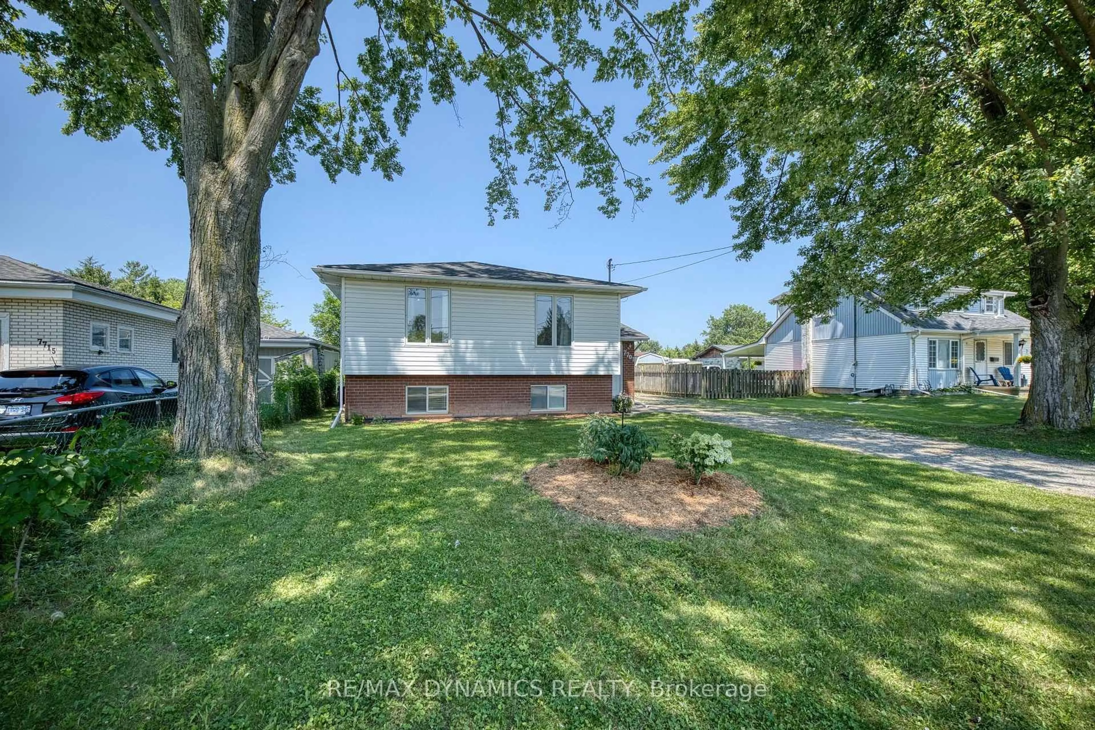 A pic from outside/outdoor area/front of a property/back of a property/a pic from drone, street for 7701 Badger Rd, Niagara Falls Ontario L2H 1H8