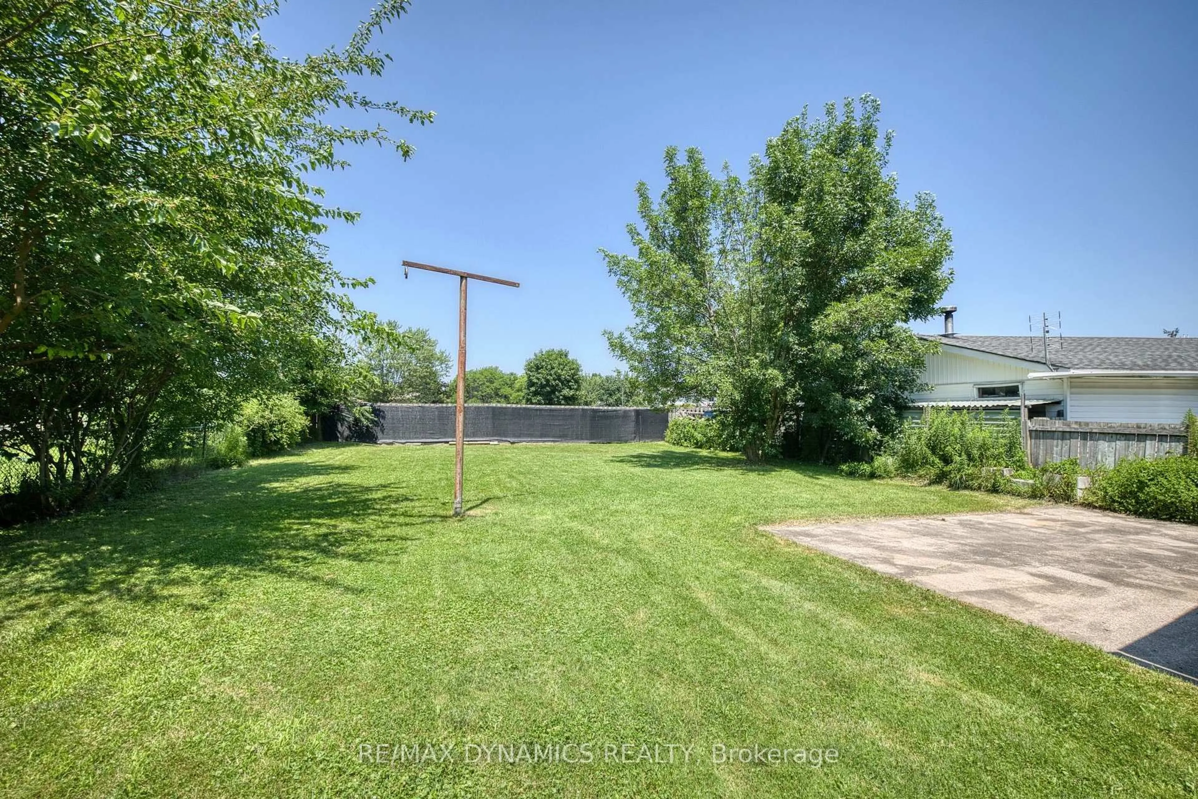 A pic from outside/outdoor area/front of a property/back of a property/a pic from drone, unknown for 7701 Badger Rd, Niagara Falls Ontario L2H 1H8