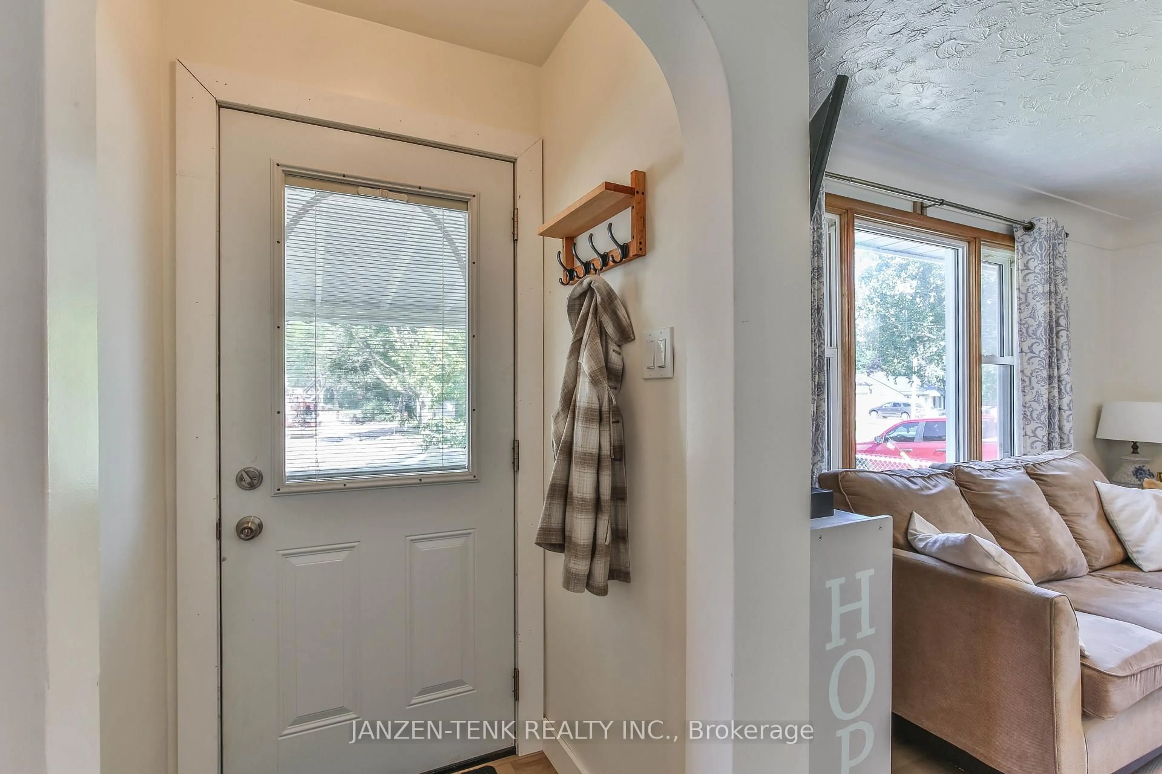 Indoor entryway for 51 Victoria St, Aylmer Ontario N5H 1X5