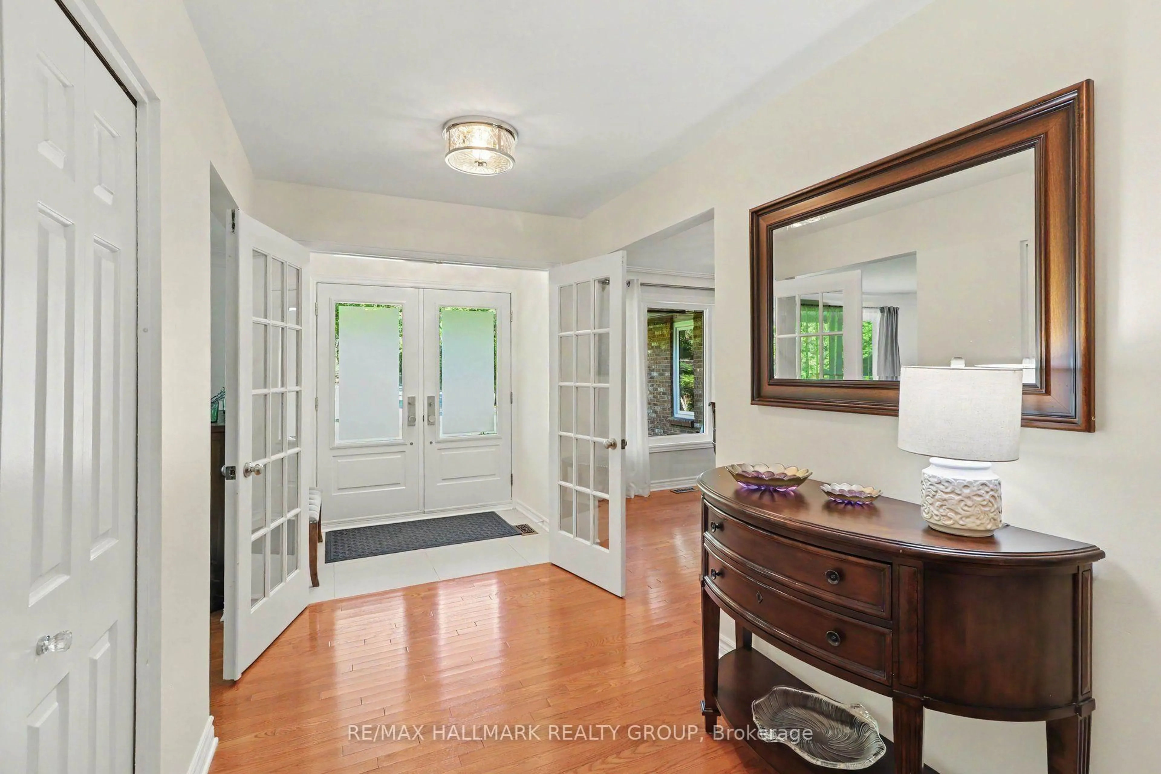 Indoor entryway for 682 Kama Pl, Ottawa Ontario K1J 8W2