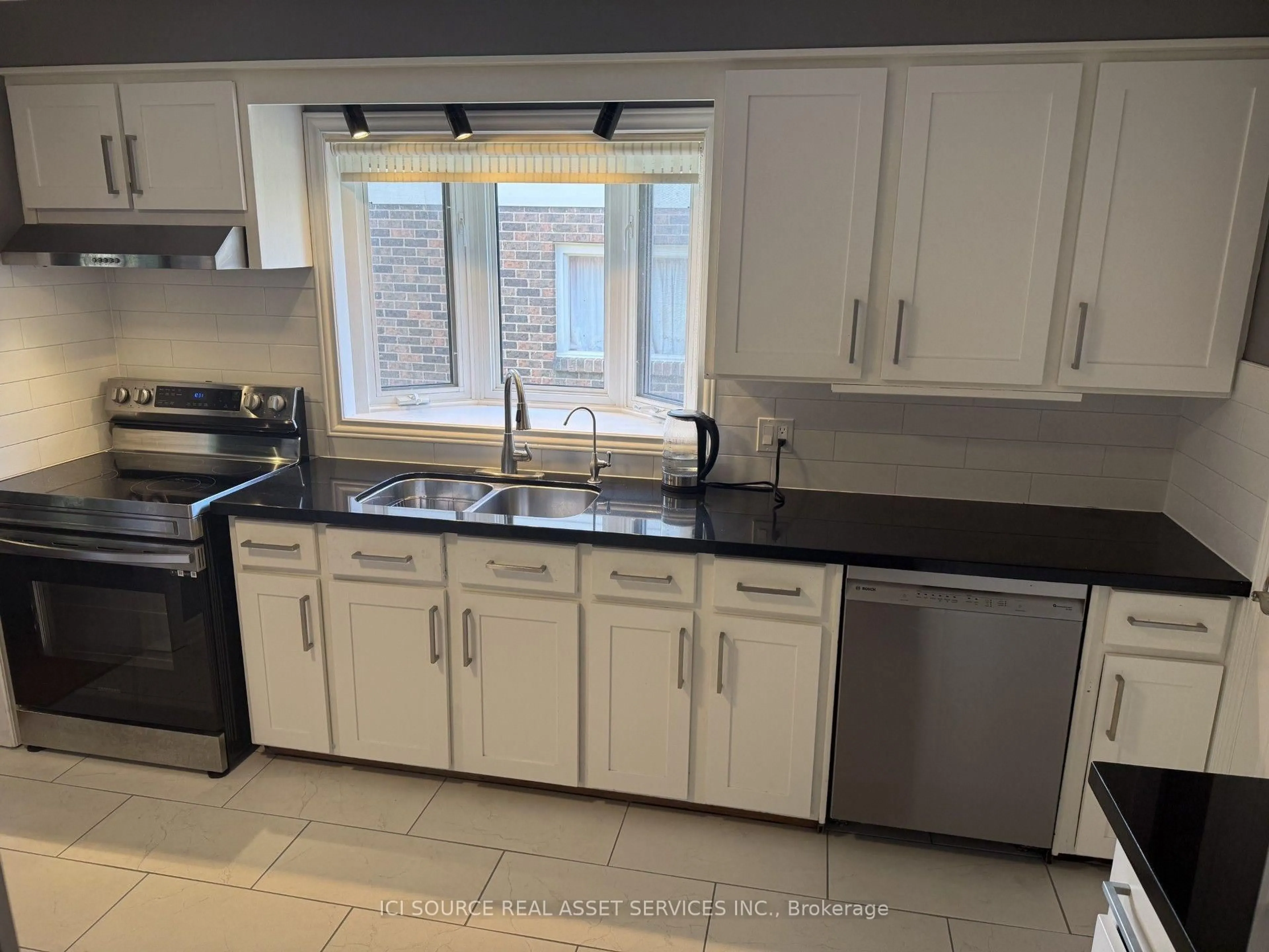 Standard kitchen, ceramic/tile floor for 6998 Glengowan Cres, Niagara Falls Ontario L2J 3R8