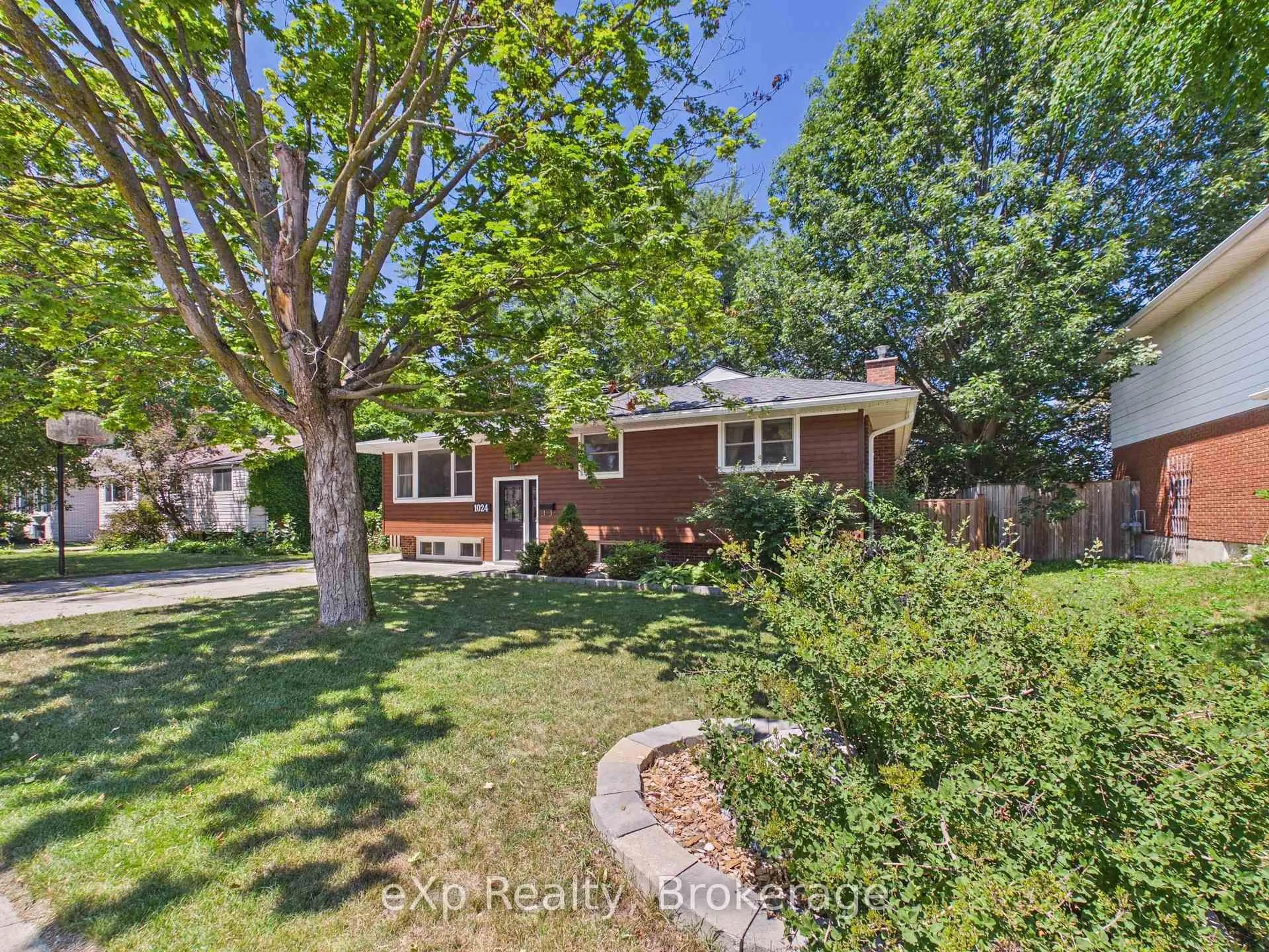 A pic from outside/outdoor area/front of a property/back of a property/a pic from drone, street for 1024 Wellington St, Saugeen Shores Ontario N0H 2C3