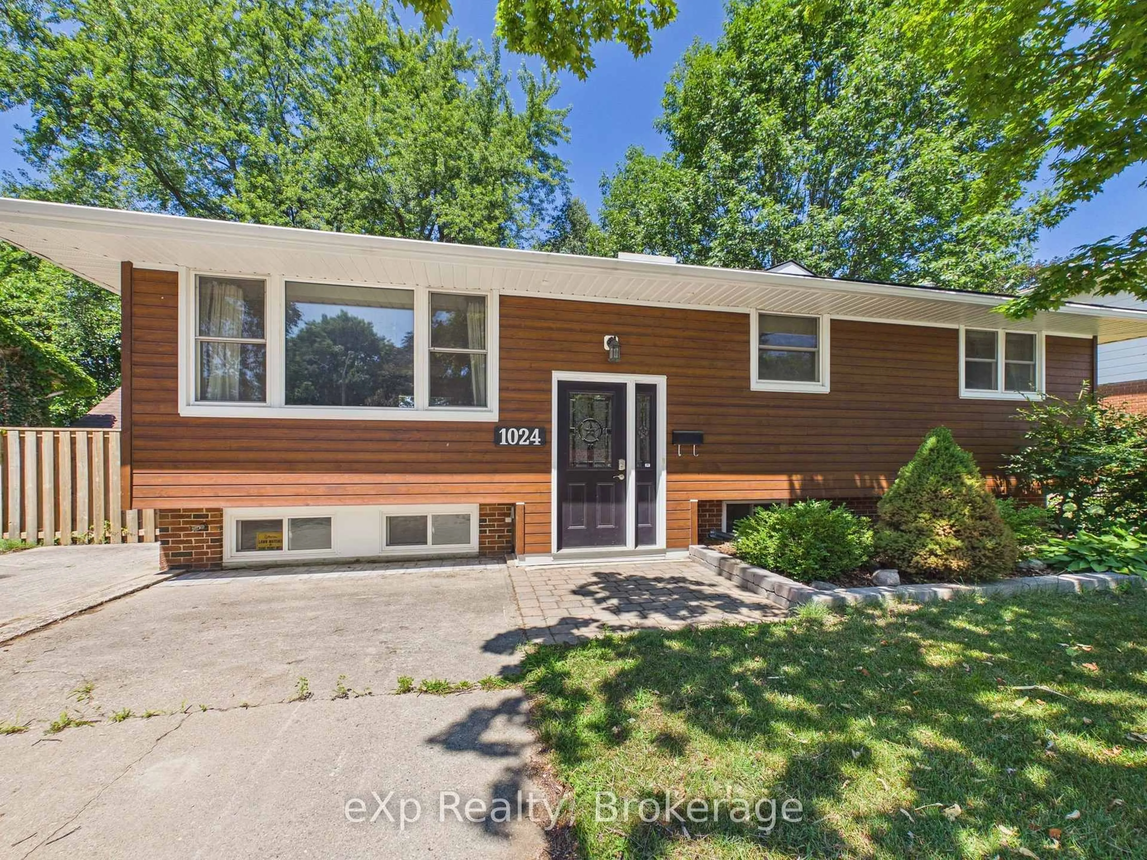 Home with vinyl exterior material, street for 1024 Wellington St, Saugeen Shores Ontario N0H 2C3