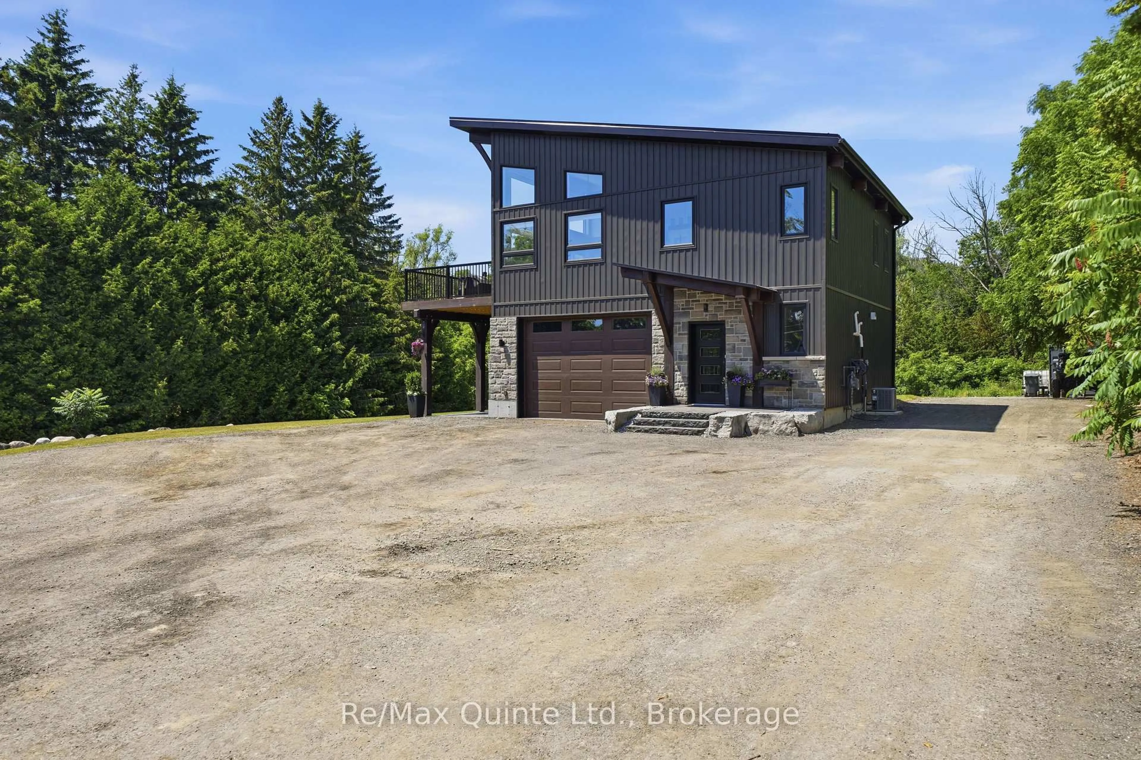 A pic from outside/outdoor area/front of a property/back of a property/a pic from drone, building for 868 Smith St, Brighton Ontario K0K 1H0