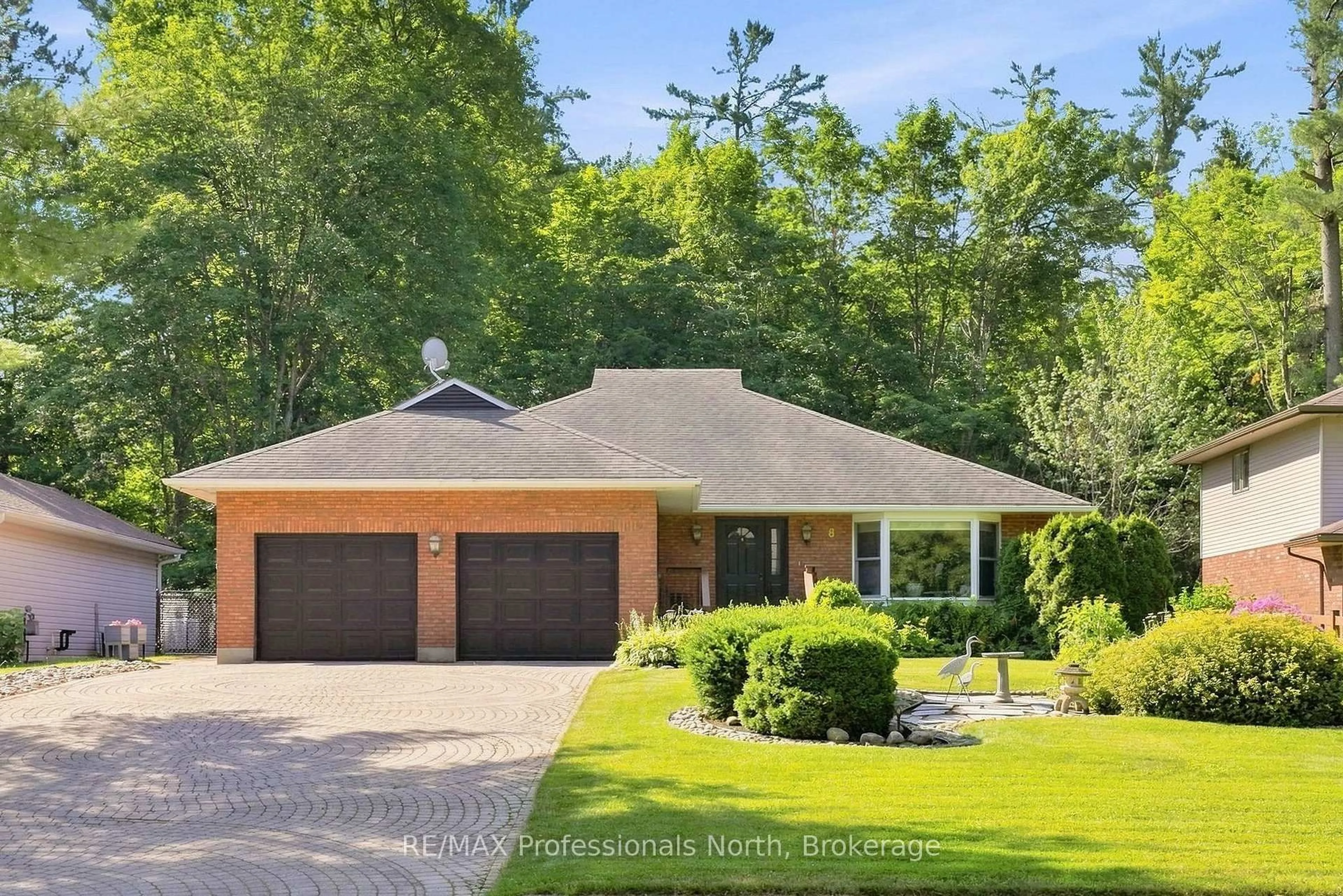 A pic from outside/outdoor area/front of a property/back of a property/a pic from drone, street for 8 PALMER Crt, Bracebridge Ontario P1L 1K5