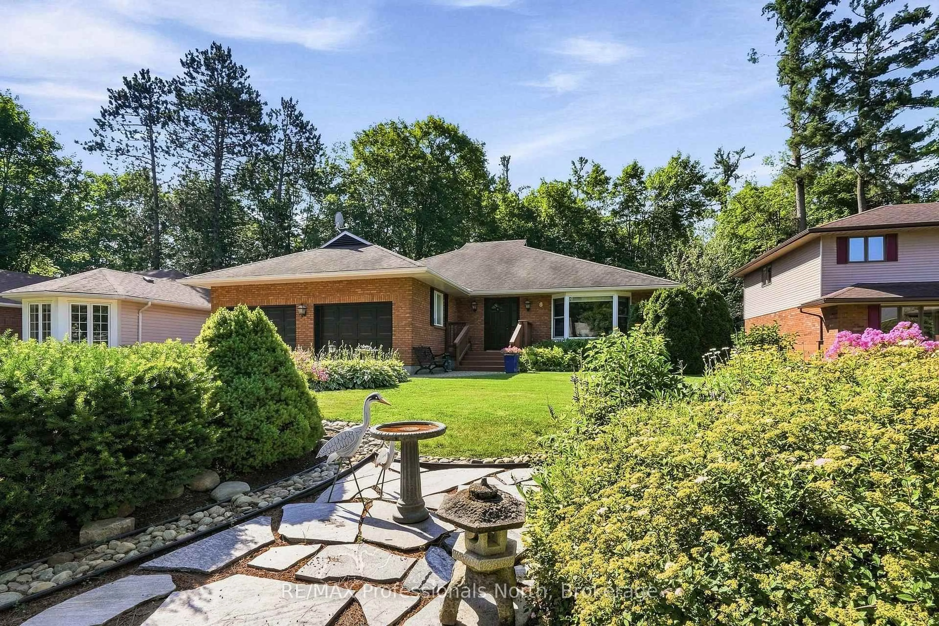 Home with brick exterior material, street for 8 PALMER Crt, Bracebridge Ontario P1L 1K5