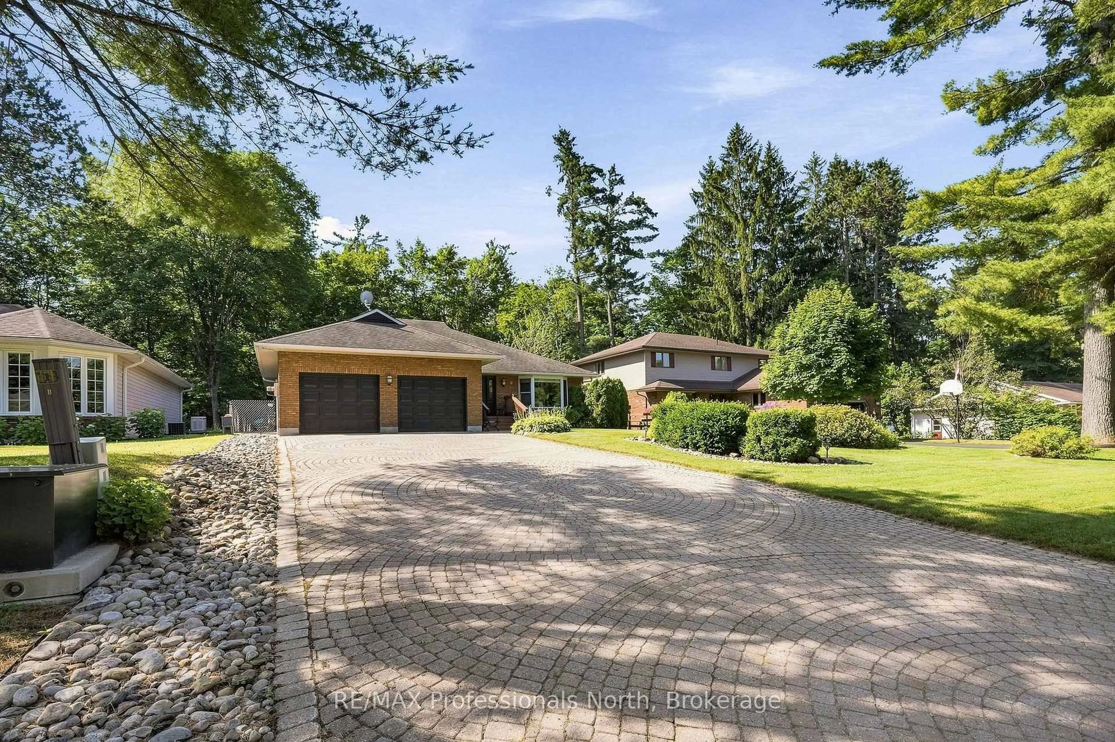 A pic from outside/outdoor area/front of a property/back of a property/a pic from drone, street for 8 PALMER Crt, Bracebridge Ontario P1L 1K5