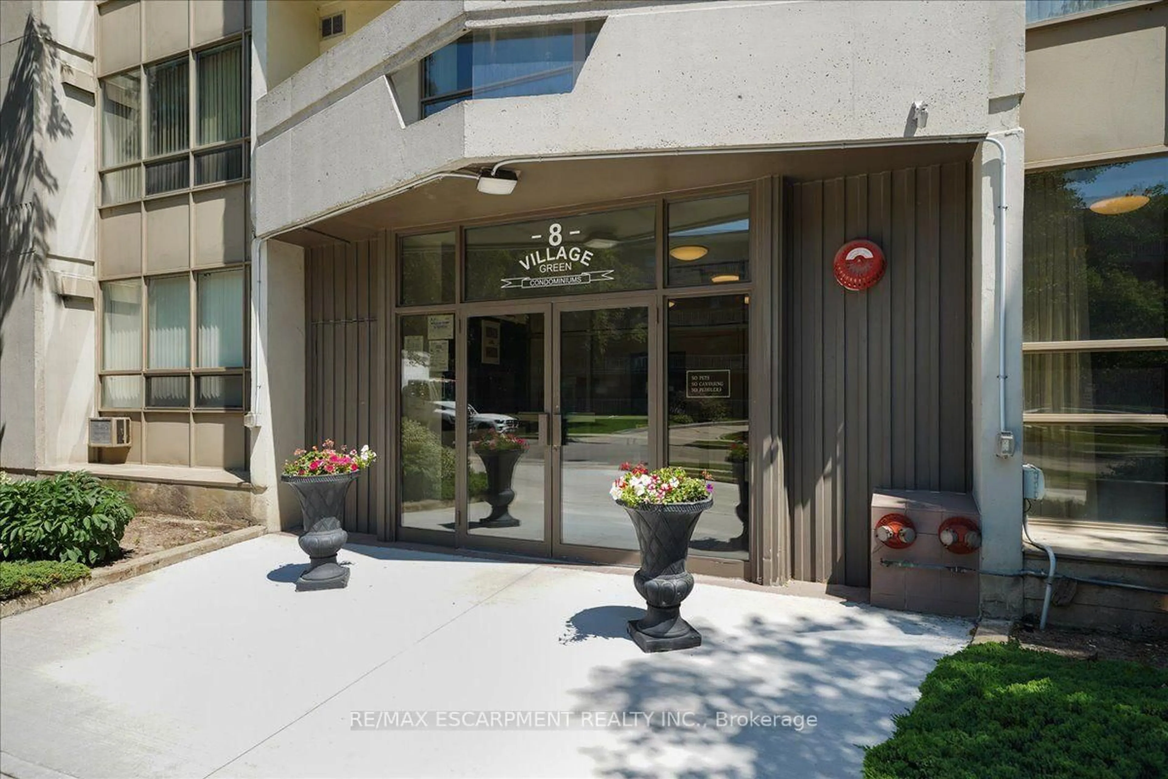 Indoor foyer for 8 Village Green Blvd #807, Hamilton Ontario L8G 5B8