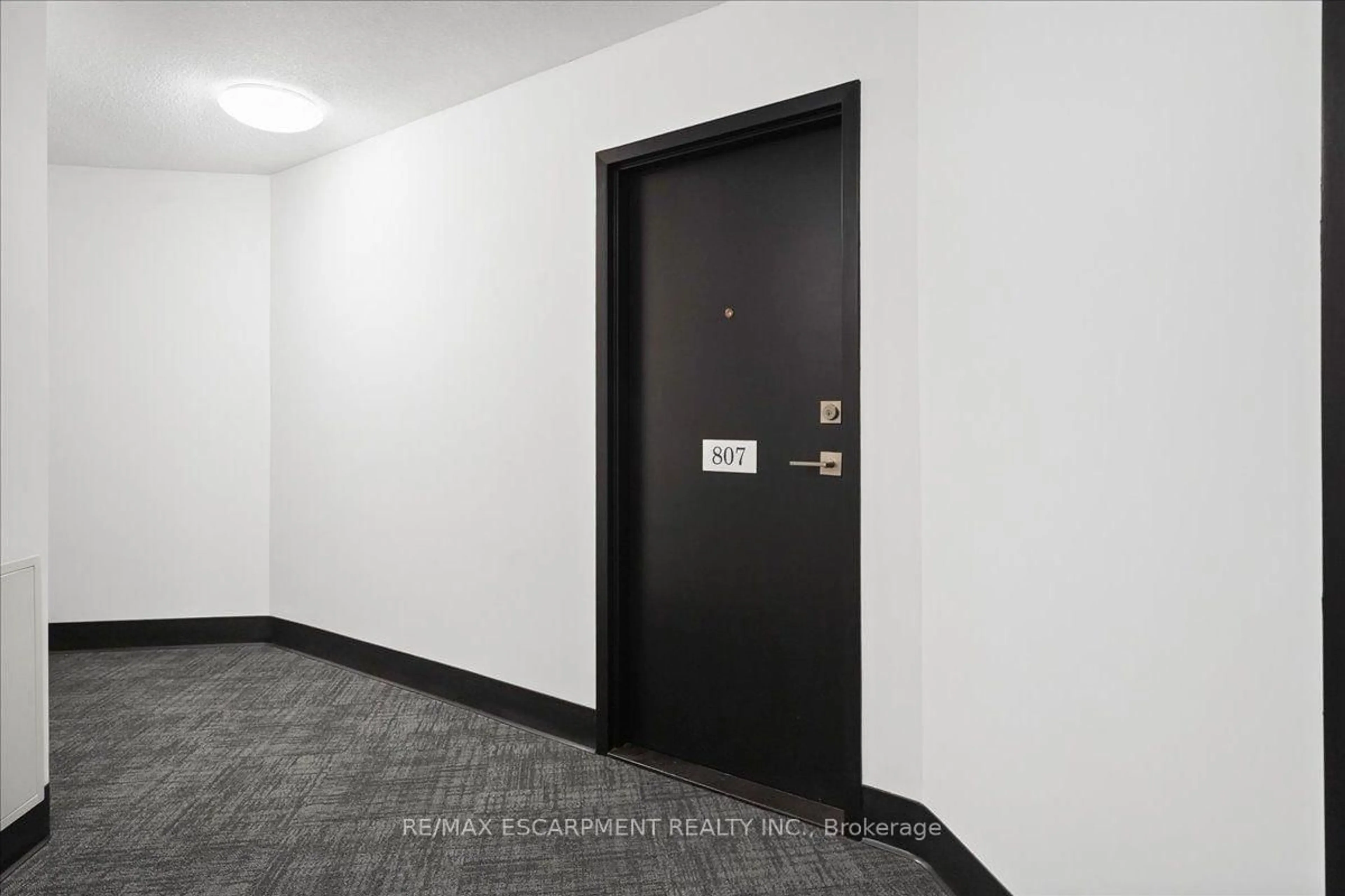 Indoor foyer for 8 Village Green Blvd #807, Hamilton Ontario L8G 5B8