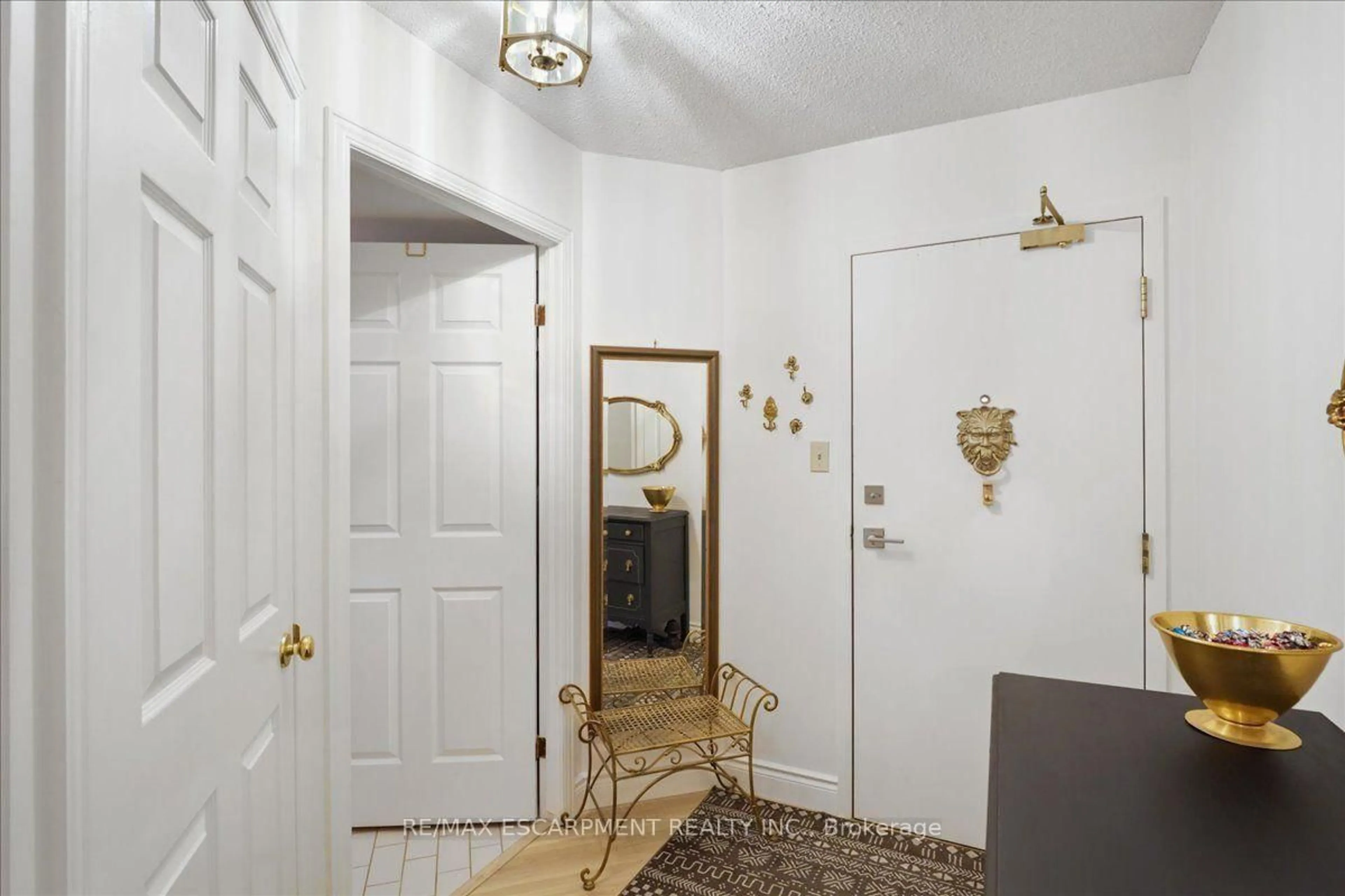Indoor entryway for 8 Village Green Blvd #807, Hamilton Ontario L8G 5B8
