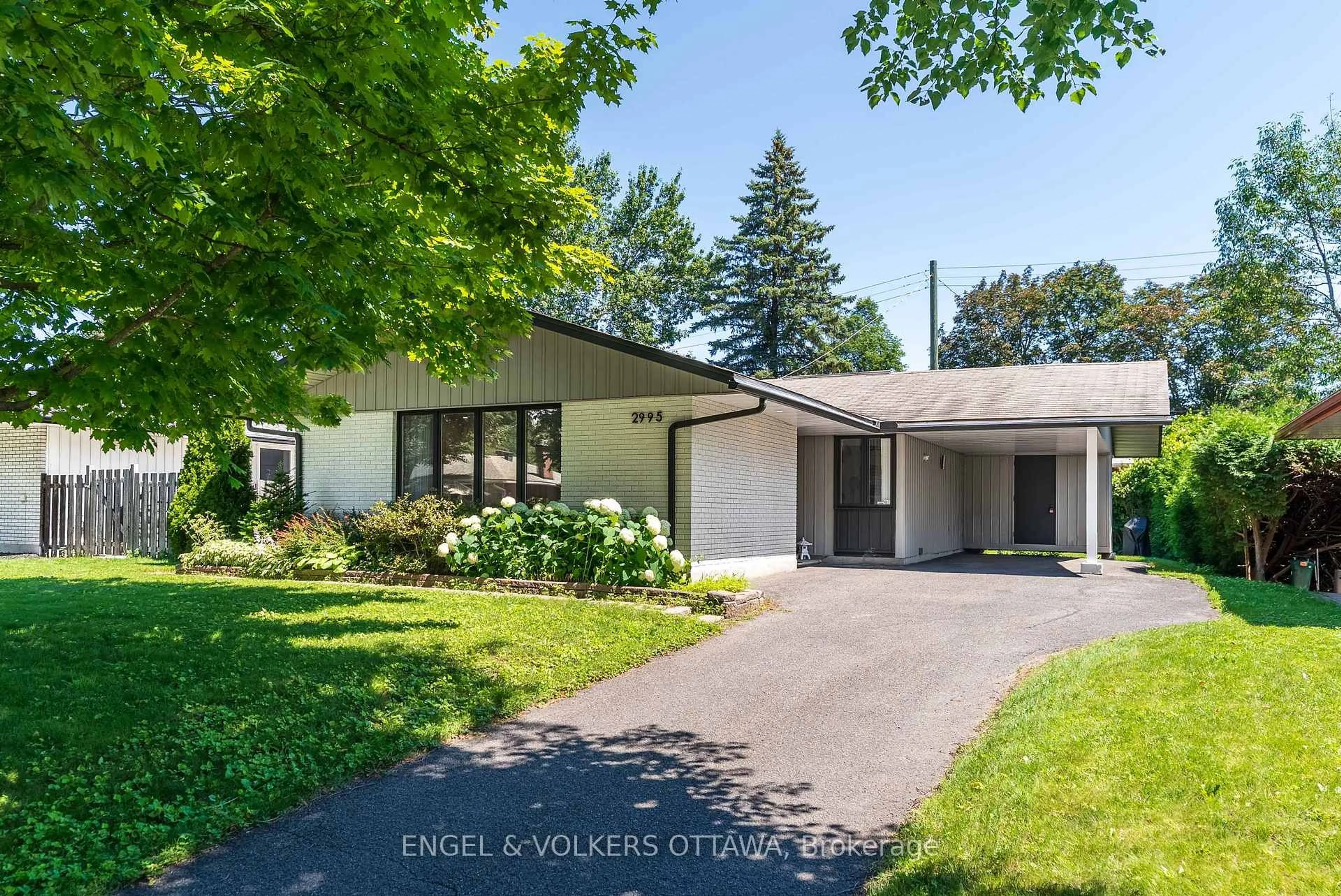 Home with vinyl exterior material, street for 2995 Cowan Cres, Ottawa Ontario K1V 8K9