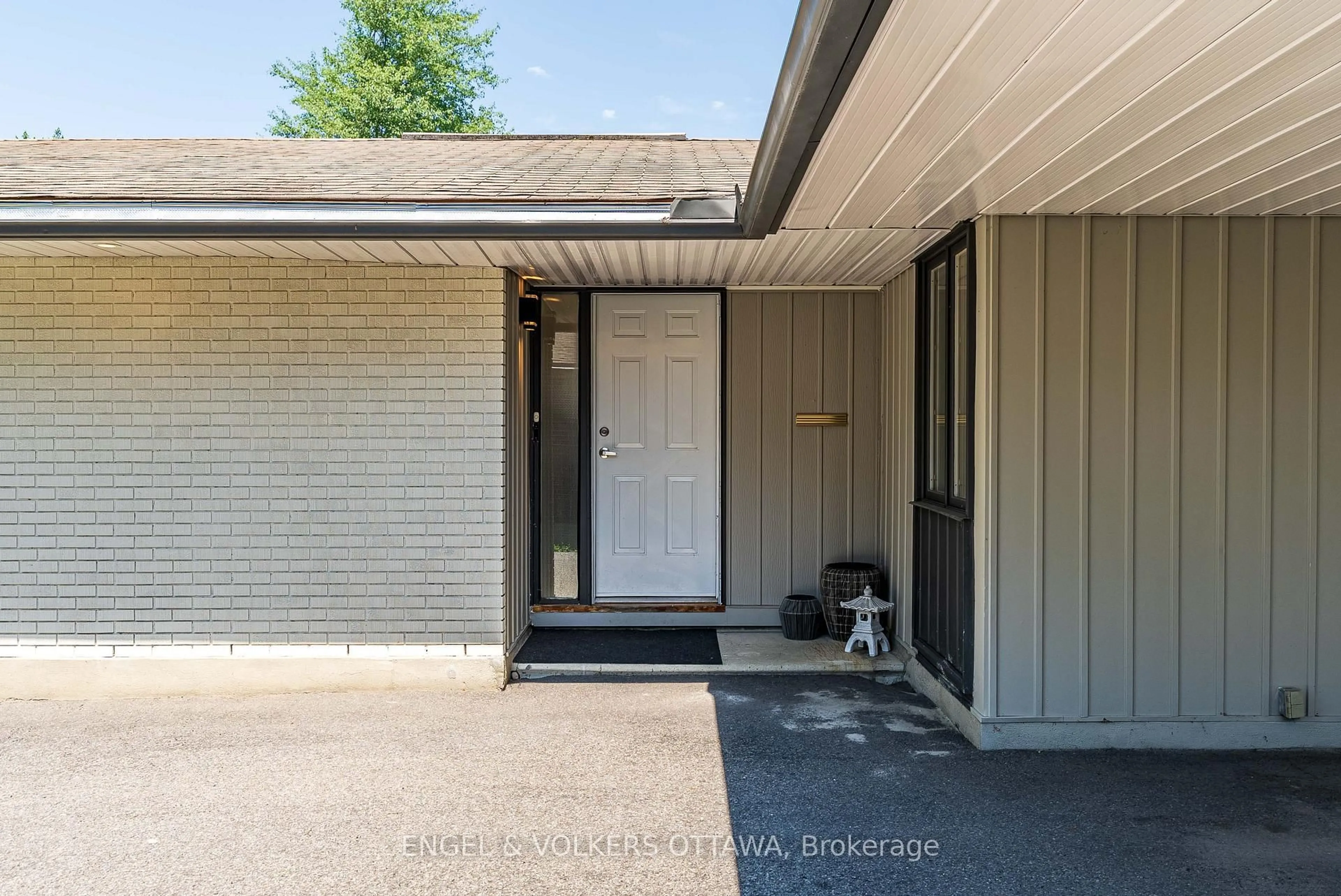 Unknown for 2995 Cowan Cres, Ottawa Ontario K1V 8K9