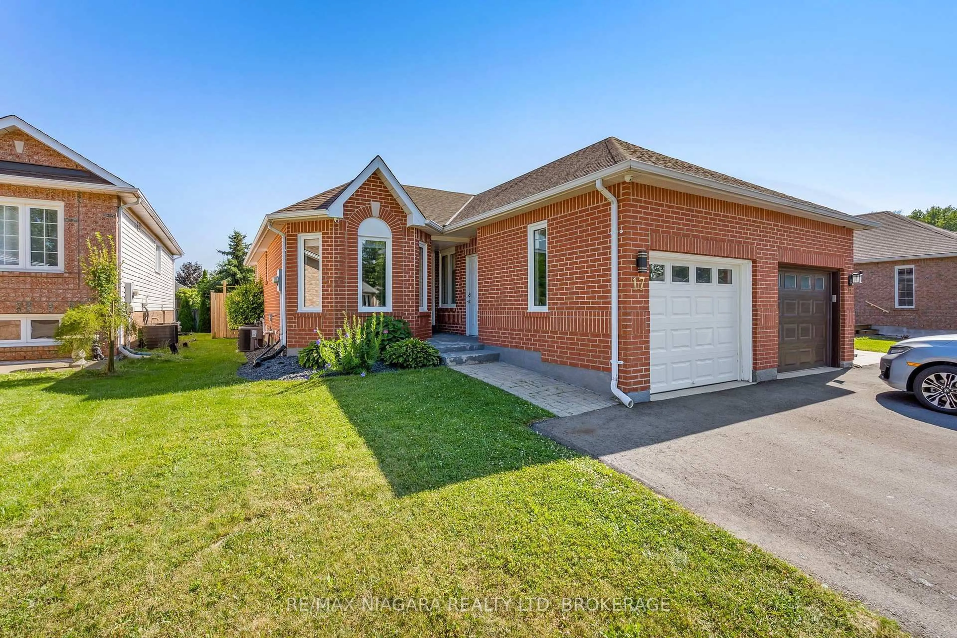 Home with brick exterior material, street for 17 Jackson Crt, Welland Ontario L3C 7G2
