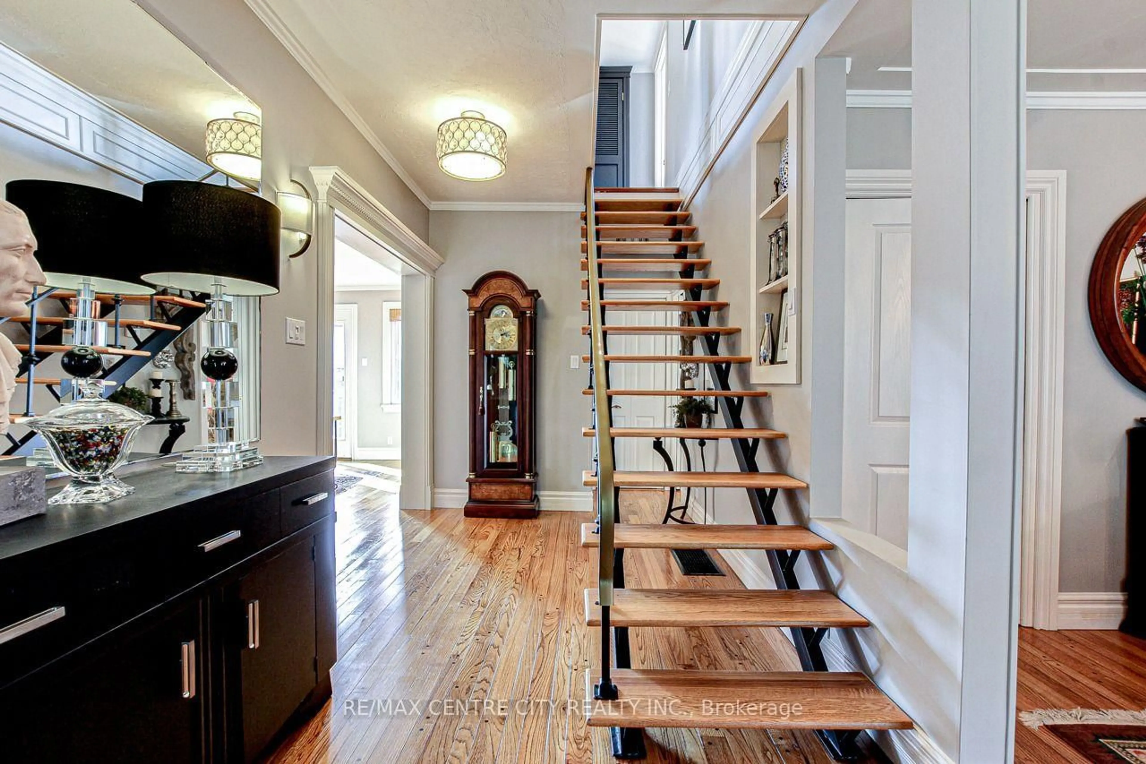 Indoor entryway for 174 Harrison Pl, Central Elgin Ontario N5L 1A1