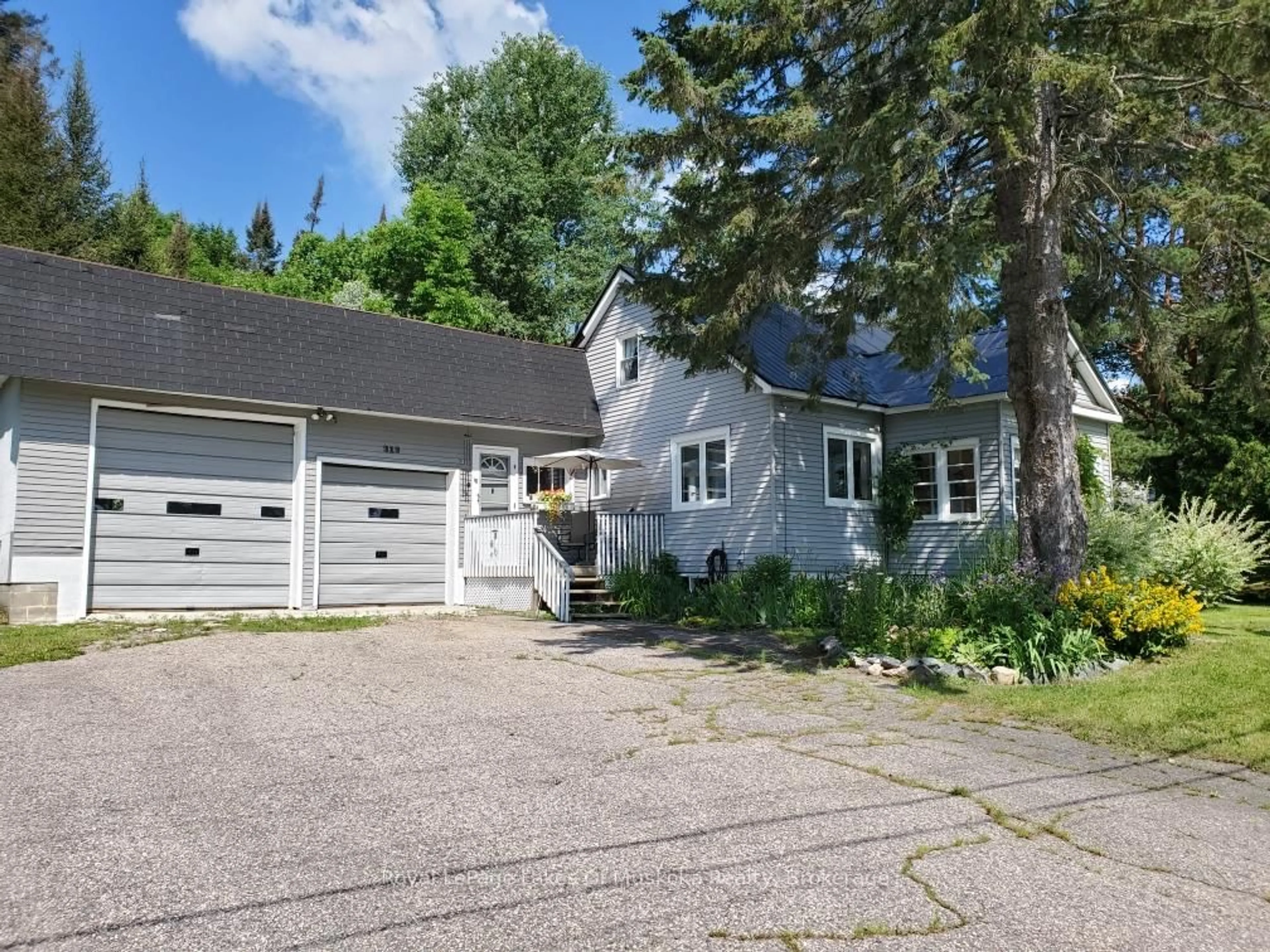 A pic from outside/outdoor area/front of a property/back of a property/a pic from drone, street for 319 Ontario St, Burk's Falls Ontario P0A 1C0