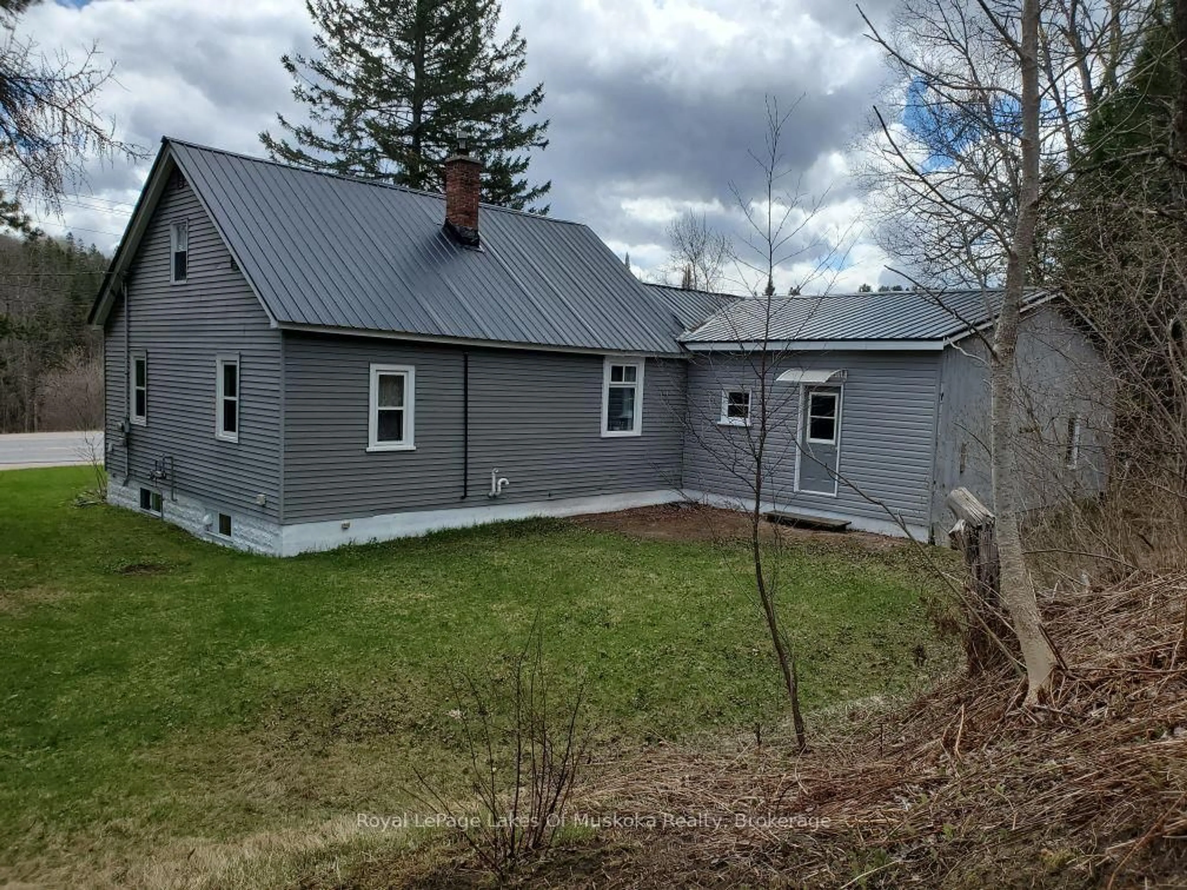 A pic from outside/outdoor area/front of a property/back of a property/a pic from drone, unknown for 319 Ontario St, Burk's Falls Ontario P0A 1C0