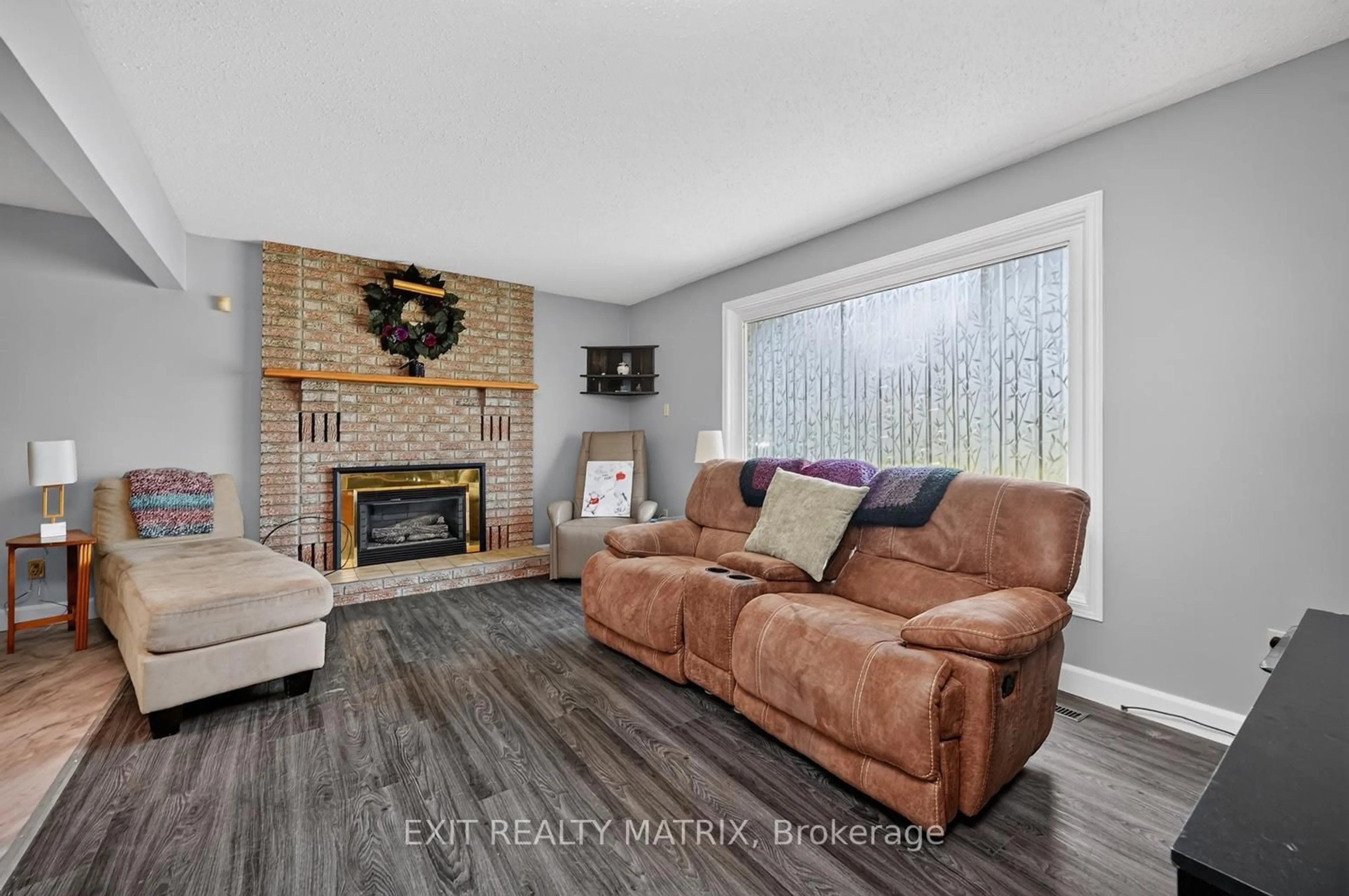 Living room with furniture, wood/laminate floor for 2311 Edward Kidd Cres, North Gower Ontario K0A 2T0