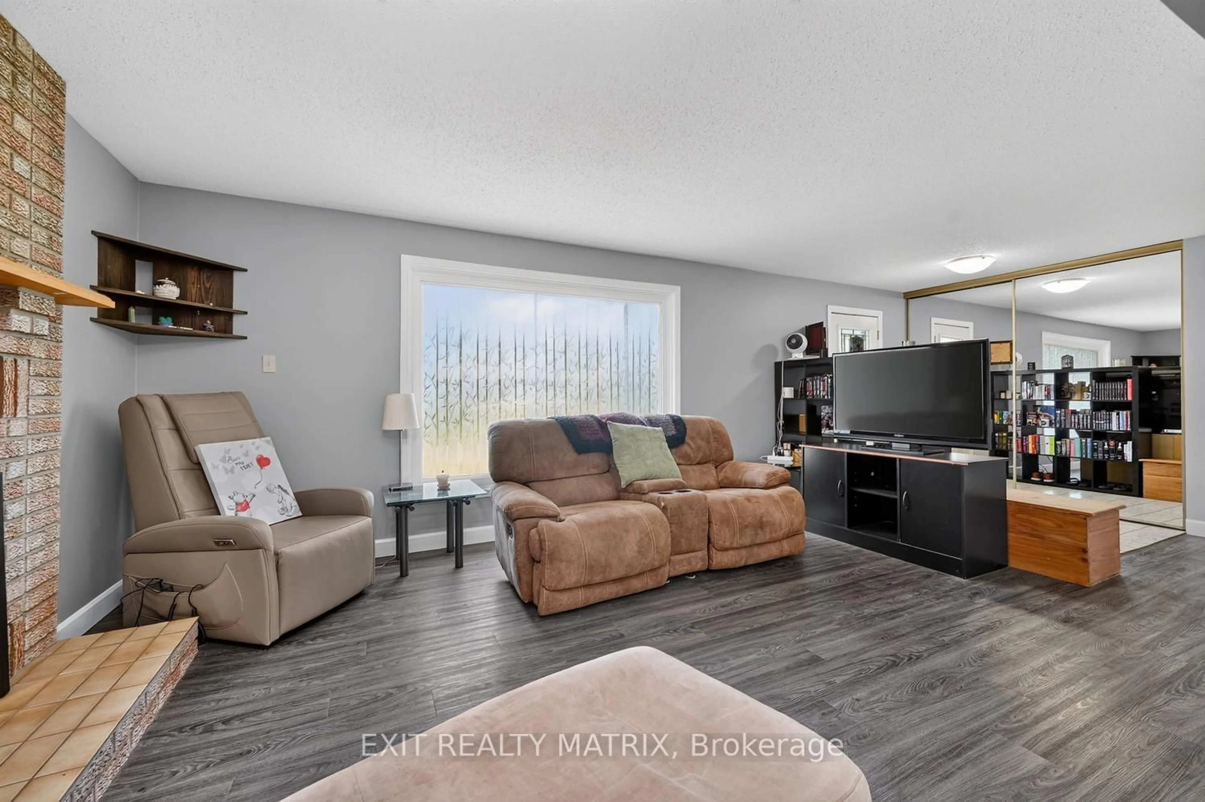 Living room with furniture, wood/laminate floor for 2311 Edward Kidd Cres, North Gower Ontario K0A 2T0