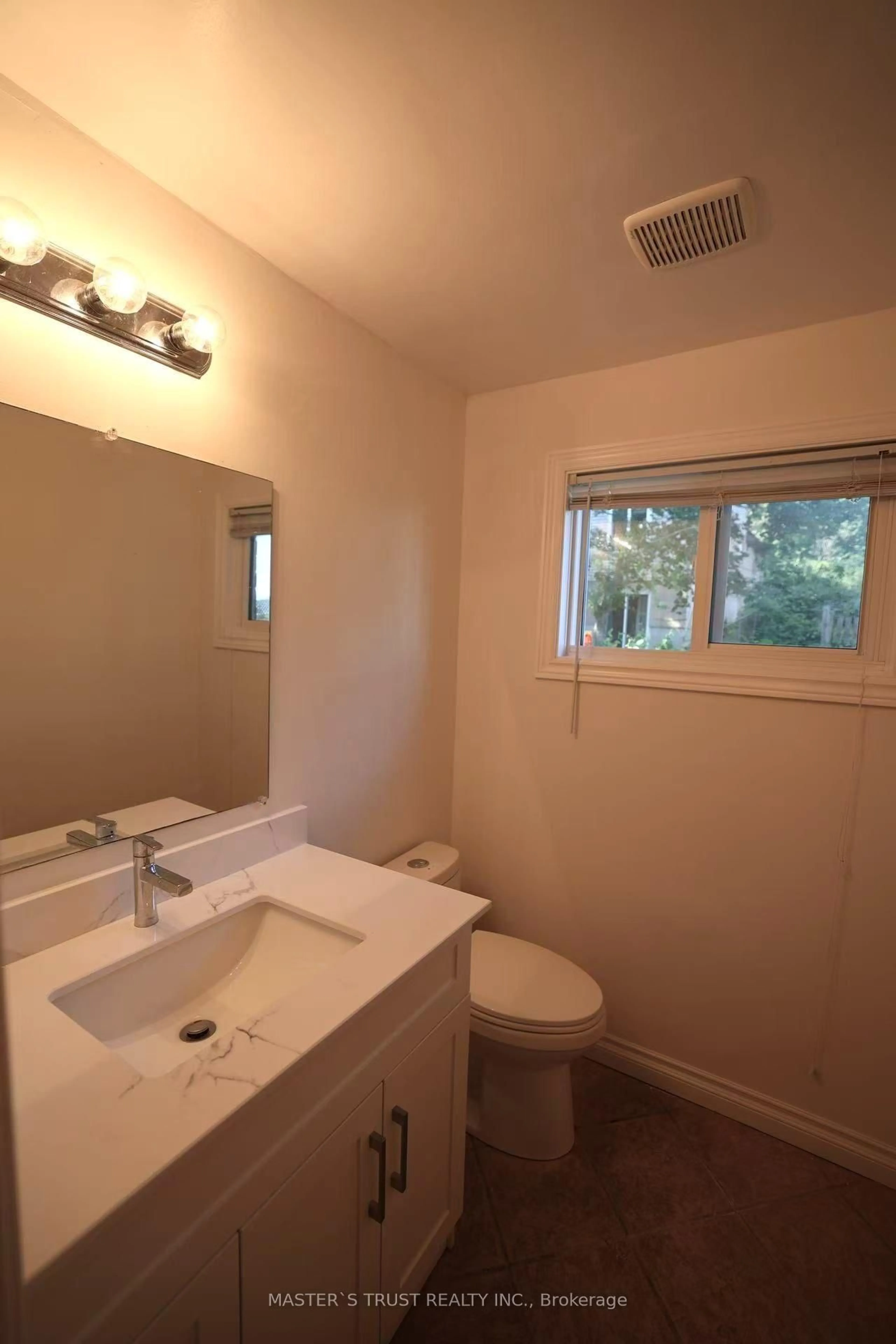 Standard bathroom, unknown for 5 Thornberry Crt, Guelph Ontario N1G 4E5