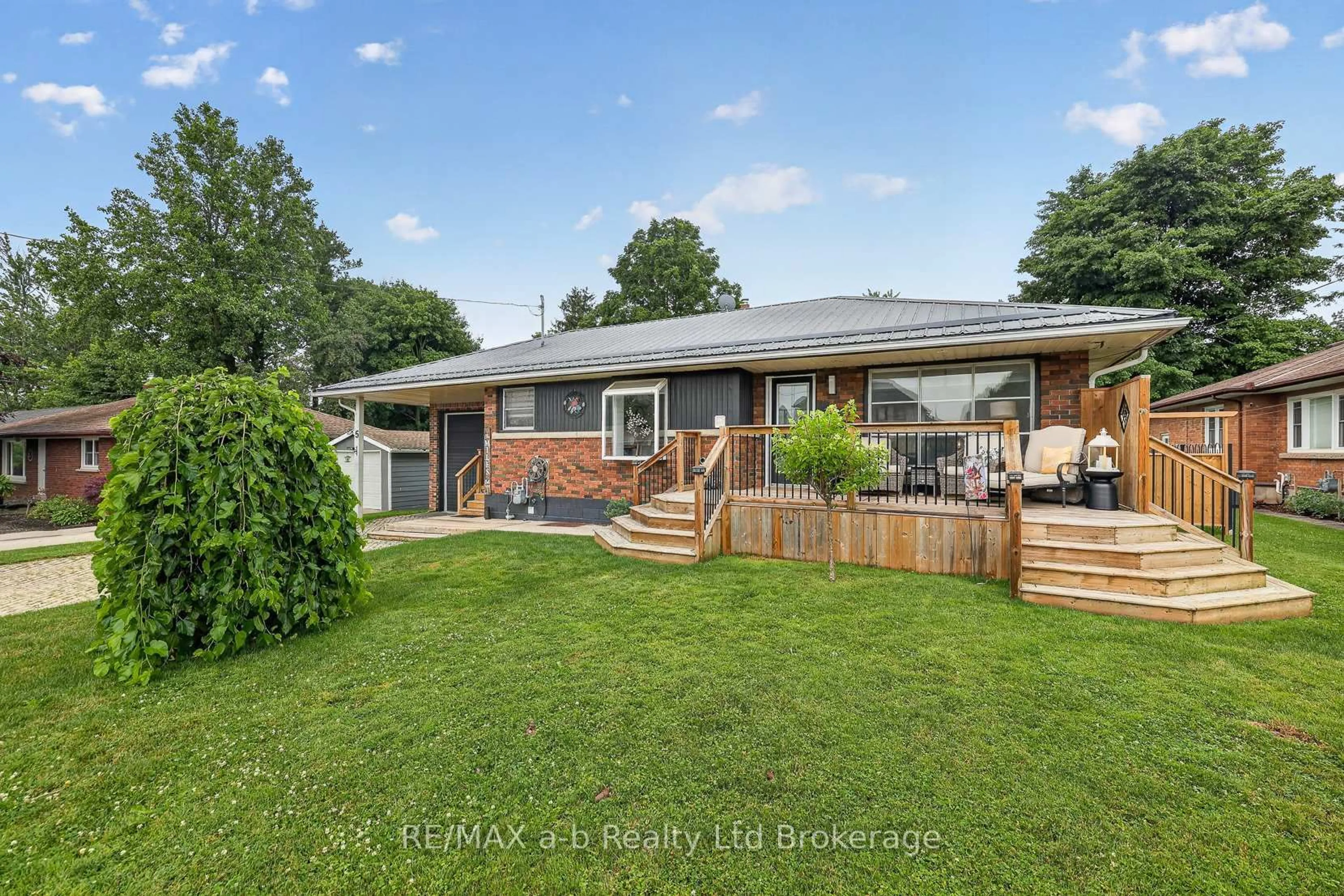 A pic from outside/outdoor area/front of a property/back of a property/a pic from drone, unknown for 5 George St, Norwich Ontario N0J 1P0