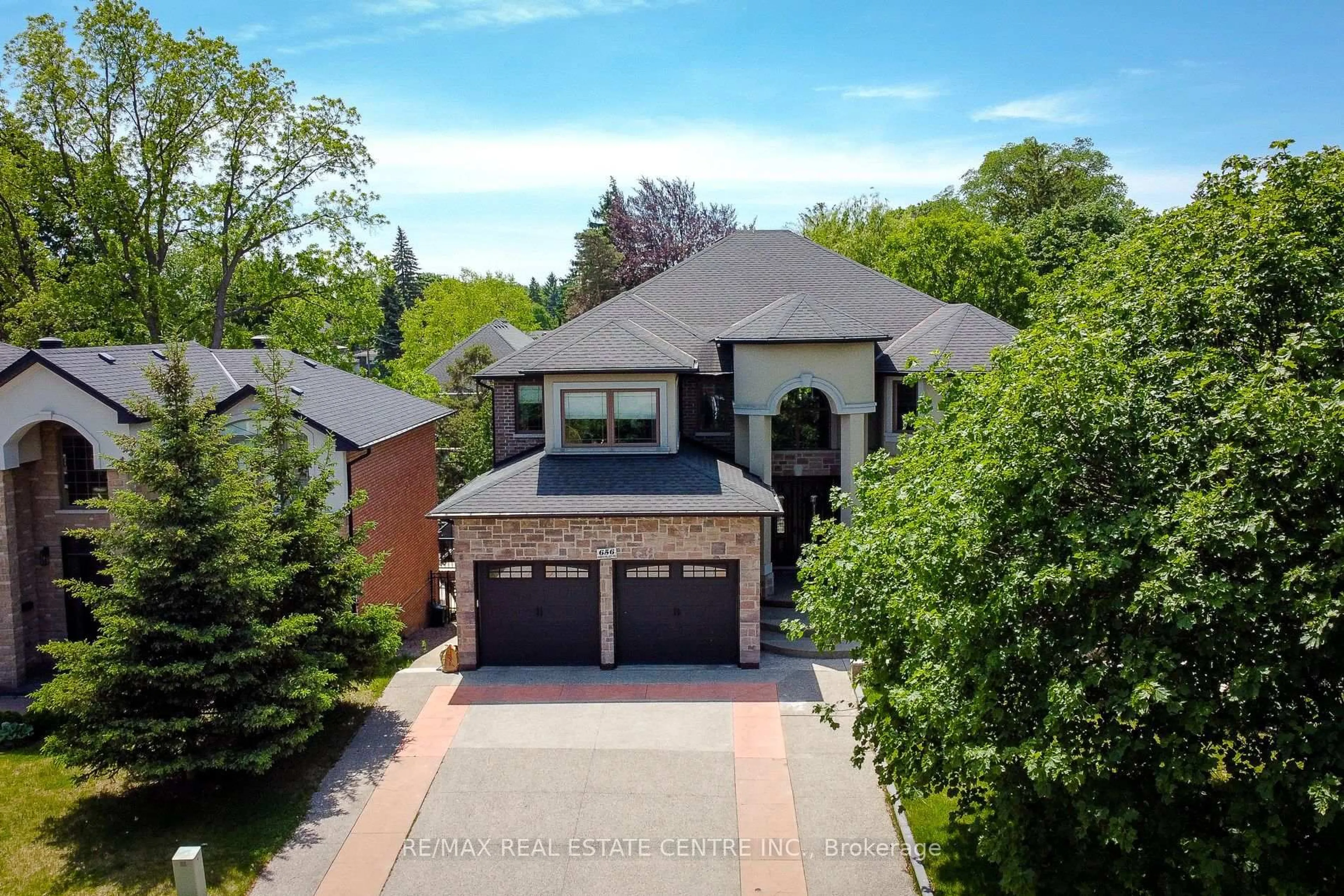 A pic from outside/outdoor area/front of a property/back of a property/a pic from drone, street for 656 HIGHVALLEY Rd, Hamilton Ontario L9G 4E9