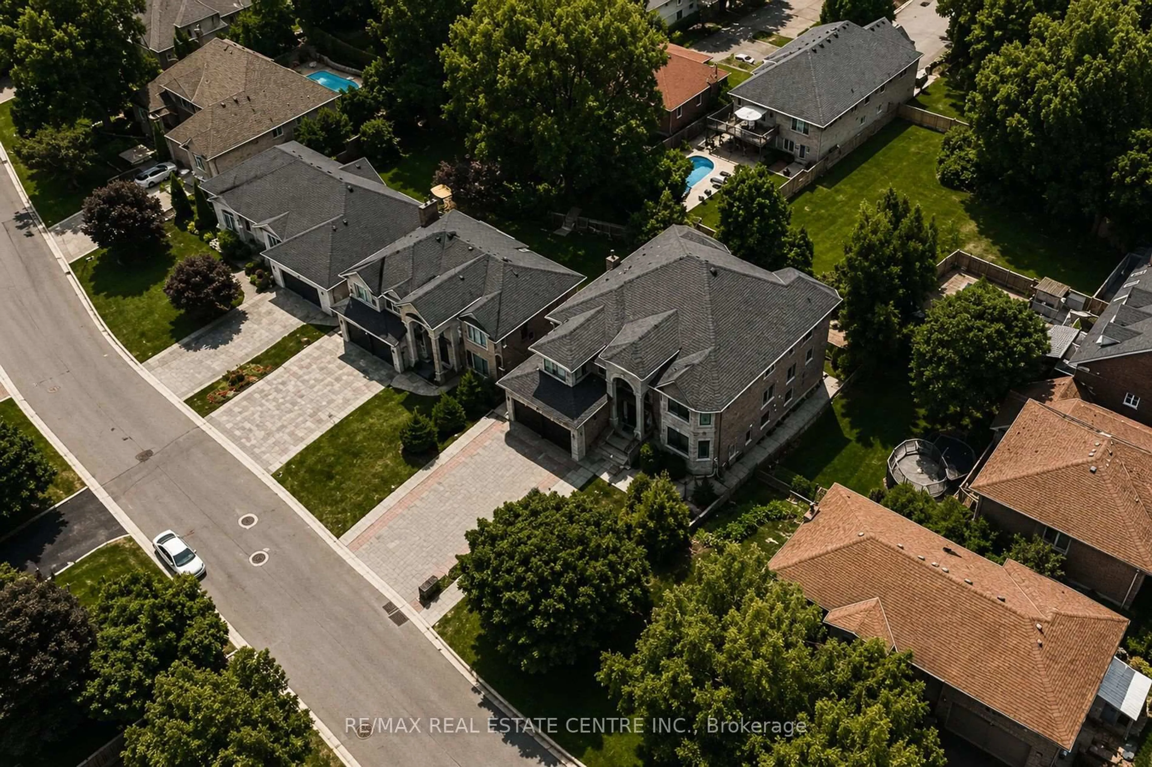 A pic from outside/outdoor area/front of a property/back of a property/a pic from drone, street for 656 HIGHVALLEY Rd, Hamilton Ontario L9G 4E9