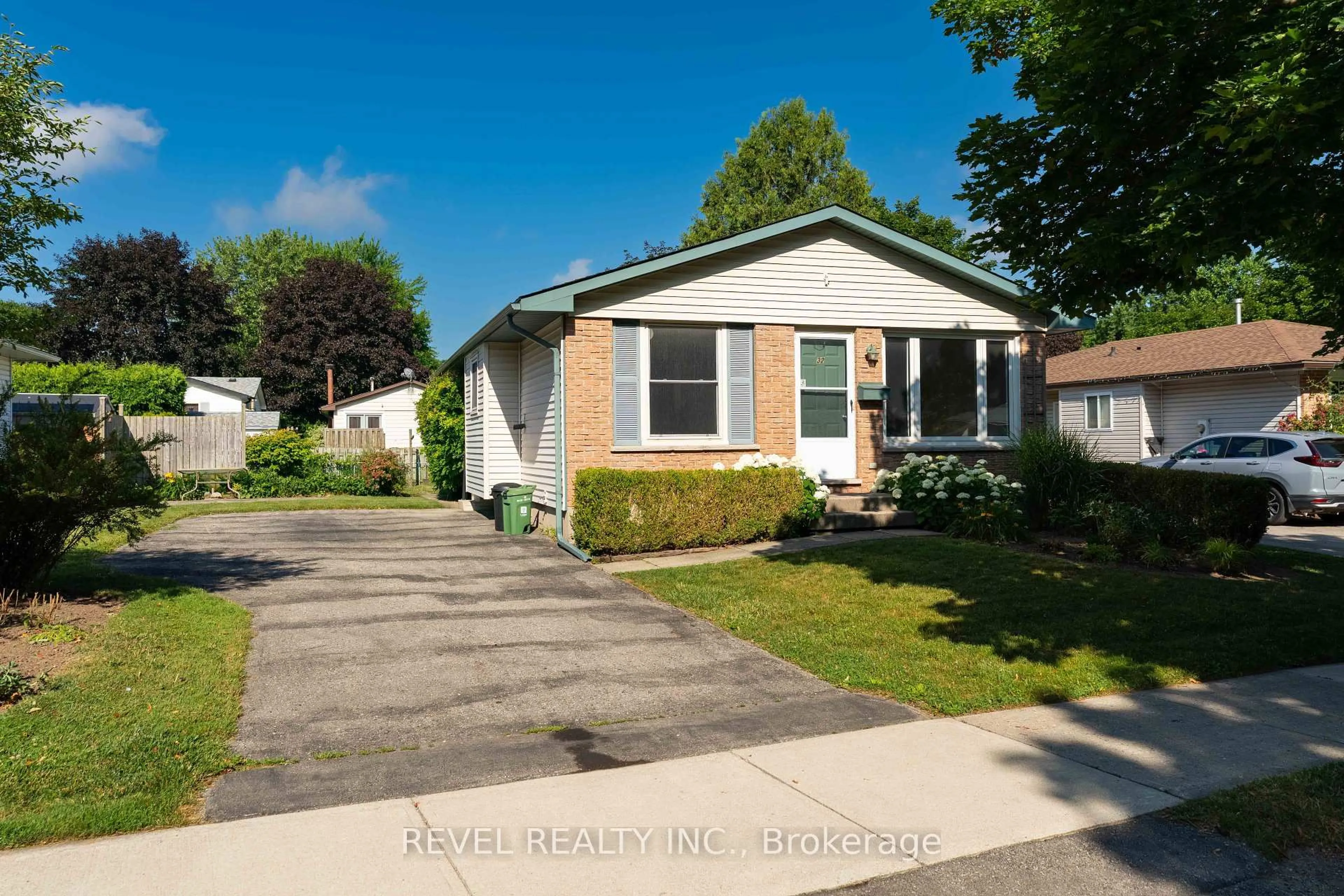 Home with vinyl exterior material, street for 32 Brunswick Ave, London North Ontario N6G 3K8