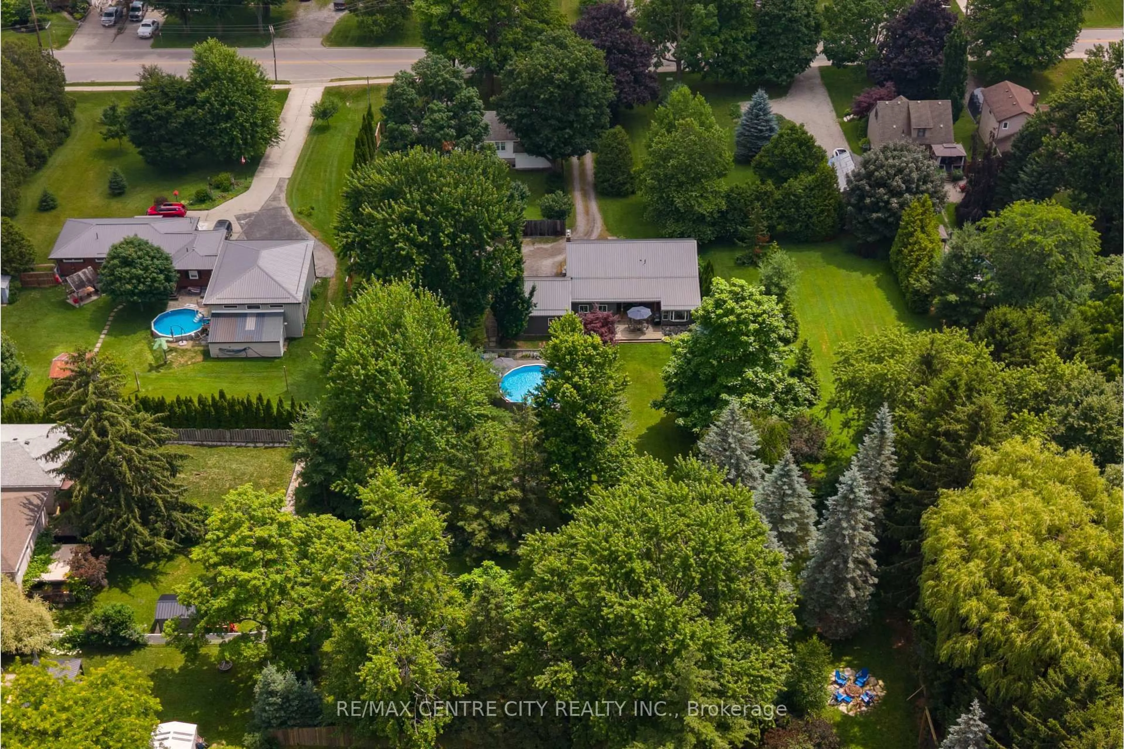 A pic from outside/outdoor area/front of a property/back of a property/a pic from drone, unknown for 137 Centennial Ave, Central Elgin Ontario N5R 5B1