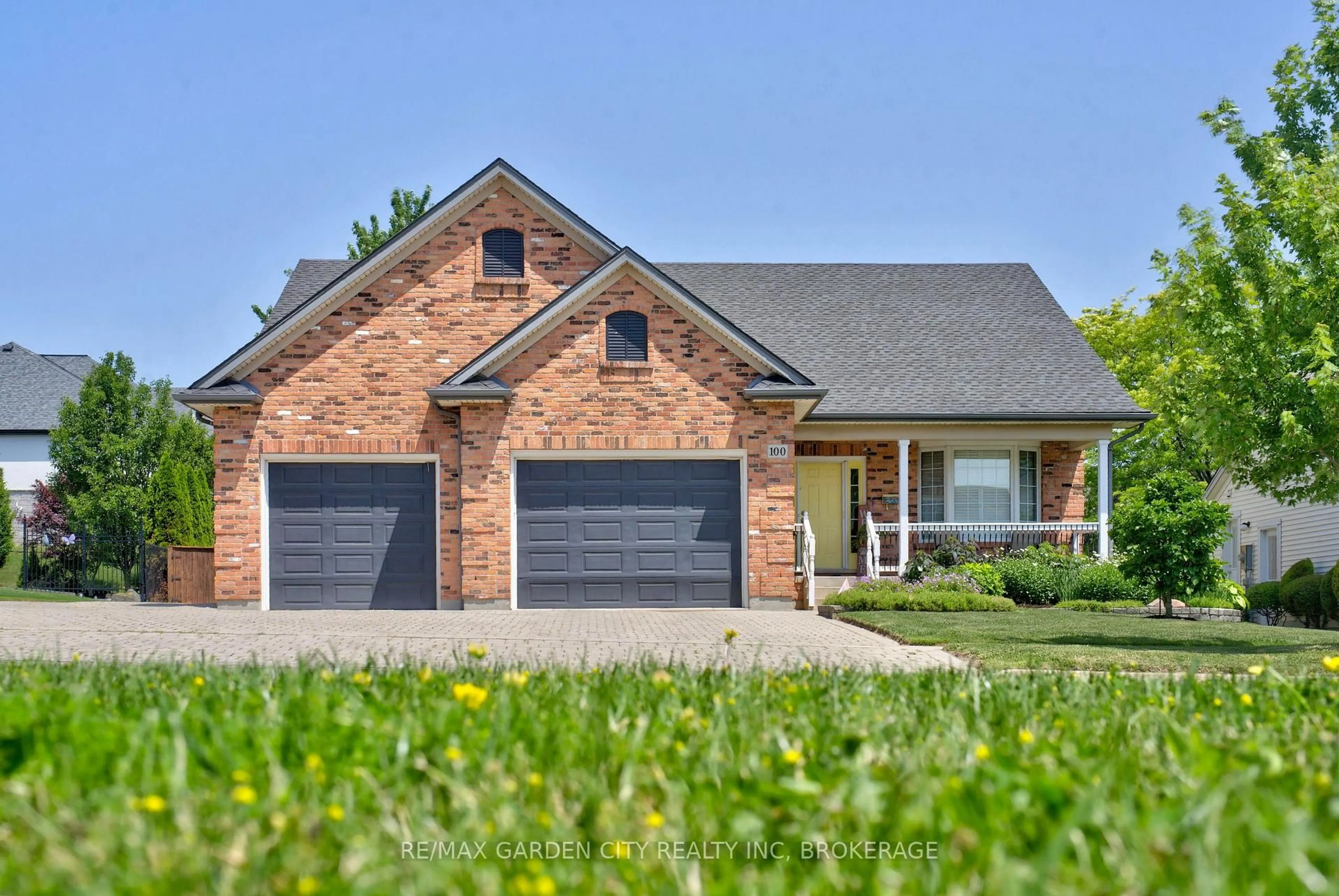 Home with brick exterior material, street for 100 Thorold Rd, Welland Ontario L3C 7A6