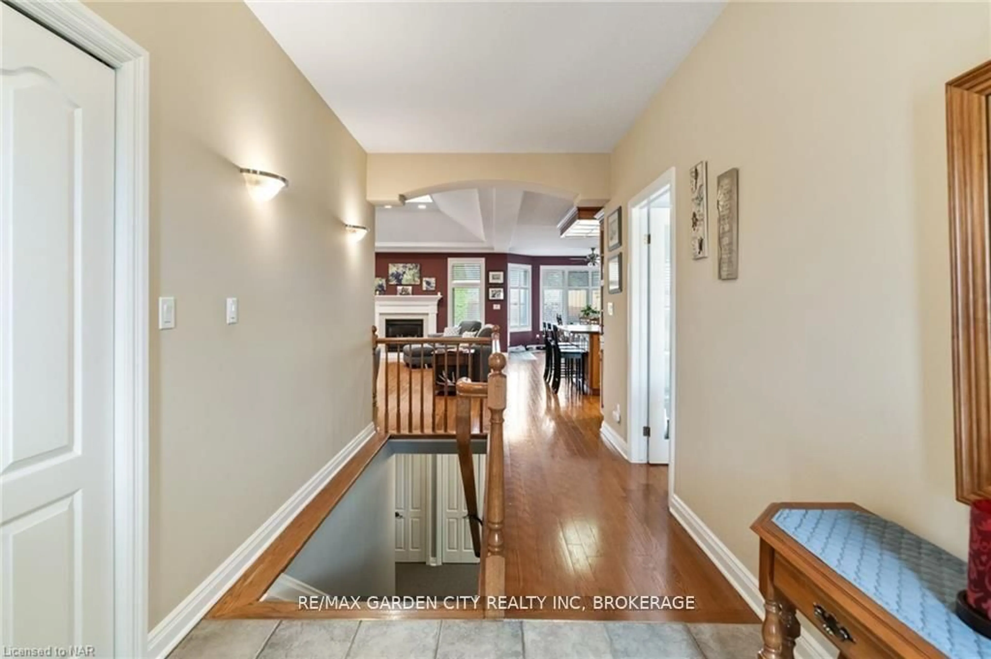 Indoor foyer for 100 Thorold Rd, Welland Ontario L3C 7A6